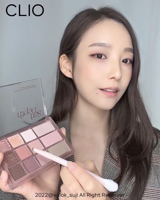 뷰티전문가 강희쌤 on Instagram: "#제품협찬 
클리오 쉐이드 앤 섀도우 팔레트 
02 소프트 뎁스
@clio_official 

나의 웜톤 저격 섀도우, 이거 하나면 끝나는 가을메이크업🍂

음영에 최적화된 '음영의 정석' 컬러 조합으로 섬세한 명도로 이루어진 음영 컬러 조합과 매트, 쉬머, 펄의 조화로운 제형으로 구성되어 있어요!! 레이어링하면서 쌓아나가는 '맑은 발색'으로 레이어링되어도 텁텁하지 않고 맑게 어우러지는 발색과 부드럽고 쉬운 블랜딩 아이 음영의 모든 것 'FULL 레이어링'💚💚💚
프라이머부터 브로우, 포인트까지 레이어링 각 용도로 사용해보세요요!!

브러쉬까지 증정해주니 정말 최공,💛
가을 가을 🍂 분위기 있는 가을 연출 저격 아이섀도우
올리브영에서도 만나볼 수 있어요 :)

#15그램 #15그램뷰티 #15그래머 #클리오 #쉐이드앤섀도우팔레트 #음영메이크업 #레이어링팔레트 #새도우팔레트 #섀도우팔레트추천 #멀티팔레트 #망원동 #가을팔레트 #망원갤러리"