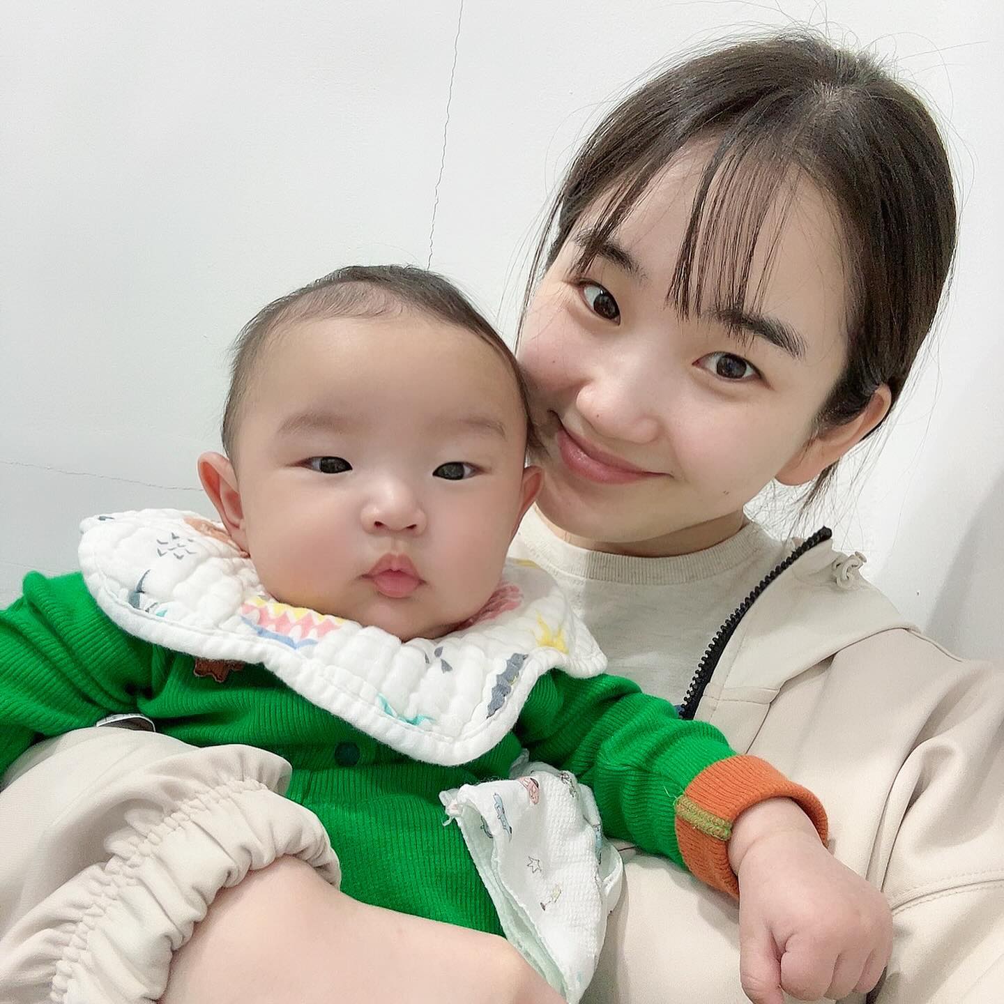 🍼+118 조리원 퇴소 동기 수안이와 100일만에 재회 ⭐️

수안이가 주먹을 너무 잘 먹어서 재하가 탐나는지...
빤히 쳐다보고 꼭 잡기도하고.... ✊🏻
수안이가 주니까 우는거같지만? 자다 깨서 울어요ㅋㅋ
킼킼 아우 귀여워!!!!!! 🌿

조리원을 퇴소한지 벌써 100일이 넘었더라고요?
100일 하고도 이틀이 지났던... 

수안맘이랑 같이 산부인과 진료 받고 소아과가고
진땀나는 퇴소를... 함께했던 우리 ㅋㅋㅋㅋ 🌸
퇴소날 소아과에서 오줌테러 당해서 기저귀를 나눠줬던 수안맘,,, 
그때 1단계 쓰고있었는데 수안이는 폭풍성장해서 4단계를 쓴대요.... 
(재하 아직도 2단계 쓰는중 응애)

어릴때 모습 없어졌다 생각 했는데
신생아 사진 보니 또 똑같은거같구 ㅋㅋㅋㅋ
많이 컸다 많이 컸어!!!

낼 또만나자 ❤️❤️

#왕송호수공원 #수원맘 #육아동지 #조동 #재하 #육아소통 #육아 #의왕 #수원