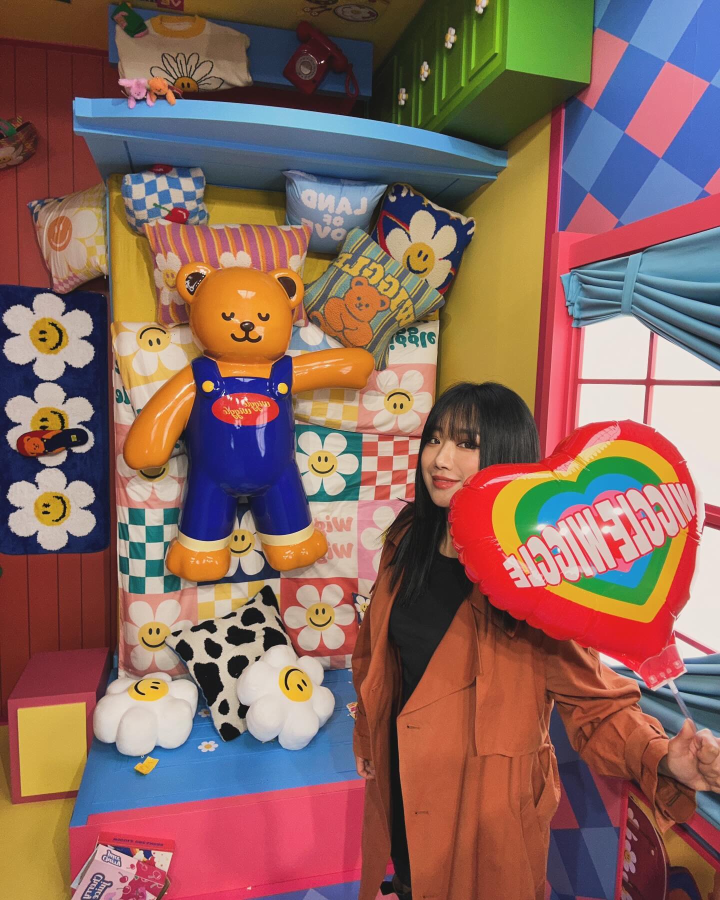 키치한 감성 가득한 #위글위글 명동 플래그십스토어 #위글위글집 ❤️🧡💛💚💙💖💜 평소에도 좋아하는 브랜드인데 직접 제품을 보고 만지며 할인가로 구매 가능하니 이보다 더 좋을수가 🫶🏼 어디서도 본 적 없는 쨍한 색감의 다양한 컨셉의 포토존에서 추억도 남길 수 있으니 웬만한 전시회보다 낫다 정말 ~!~! #명동데이트 장소는 바로 여기 !!! 🙌🏼

#명동가볼만한곳 #명동 #명동핫플 #서울가볼만한곳 #서울데이트코스 #명동데이트코스 #서울실내데이트 #서울실내가볼만한곳 #서울데이트장소 #서울데이트코스추천 #명동맛집 #명동카페 #서울쇼룸 #명동성당