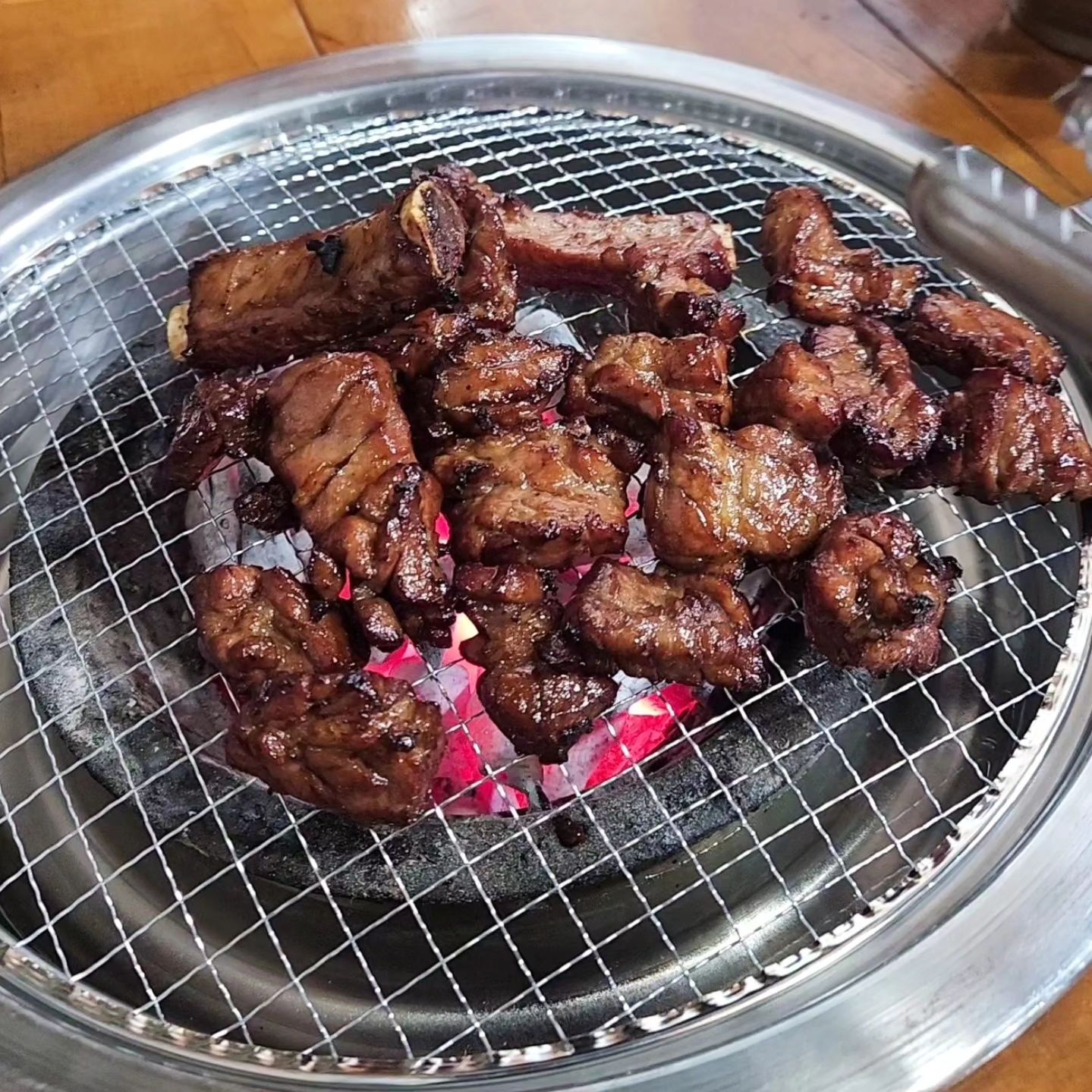 강변역맛집! 워커힐맛집! 동서울터미널식당!~행복한우!!!
숨은 맛집! 지금처럼 더운 날 시원한 행복한우!!!에서 가족외식으로 
기분업! 컨디션업! 하세요.
먹기좋게 구워준 갈비는 편하게 식사를 할 수 있어서 즐거운 시간을 
가질 수 있어요.
꼭 방문해보세요. 우리동네에도 이런 맛집이 있었나 할거예요~^^