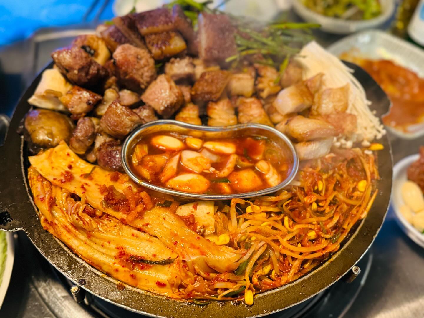 오랫만에 올리는 대구 정통 맛집. 
대구와서 여기 안들렸다 간다면, 섭섭함만 남을 곳🖤😩🖤
대구 삼겹살의 정석. #미진삼겹살

오랫만에 들렀지만, 여전히 맛있는 이 곳. 
가게를 확장하고 나서는 웨이팅이 좀 줄었다고 할 수 있음. 
모든 부위 다 골고루 먹고 싶기 땜에, '미진모듬 대' 자로 주문.
'대'자와 '중'자의 다른 점은 삼겹+목살+항정+껍데기 중에 항정이 '대'에만 포함되어 있음.
3명이서 먹기 배부른 양이고, 전날 숙취로 속이 무거운 나는 해물된장찌개도 시켰는데 
된장찌개가 정말 한 냄비 가득나옴...! (해물 진짜 제대로 들어가 있는 된찌임!!!)
여전히 꼬소하고 쫀득한 삼겹과 목살은 멜젓에 찍어먹으면 제맛이구!
달달한 항정살은 같이 구워진 김치나 콩나물과 찰떡콩떡.
젤 좋아하는 껍데기는 콩가루초장에 찍어먹기! 
이렇게 먹고 나면 한라산과 함께 순삭임. 
(한판 더 시켰음...!)

* 여전히 웨이팅 있는 편이라, 테이블링으로 원격줄서기 하고 가시기를 추천! 
(최대한 기다리지 않고 먹을 수 있음.)
* 먹고 볶음밥 꼭 먹는거 국룰인거 아시죠?(약간 태우듯이 익혀서 드셈)
* 해물된찌도 맛있으니까 국물러버들은 잡숴봐효