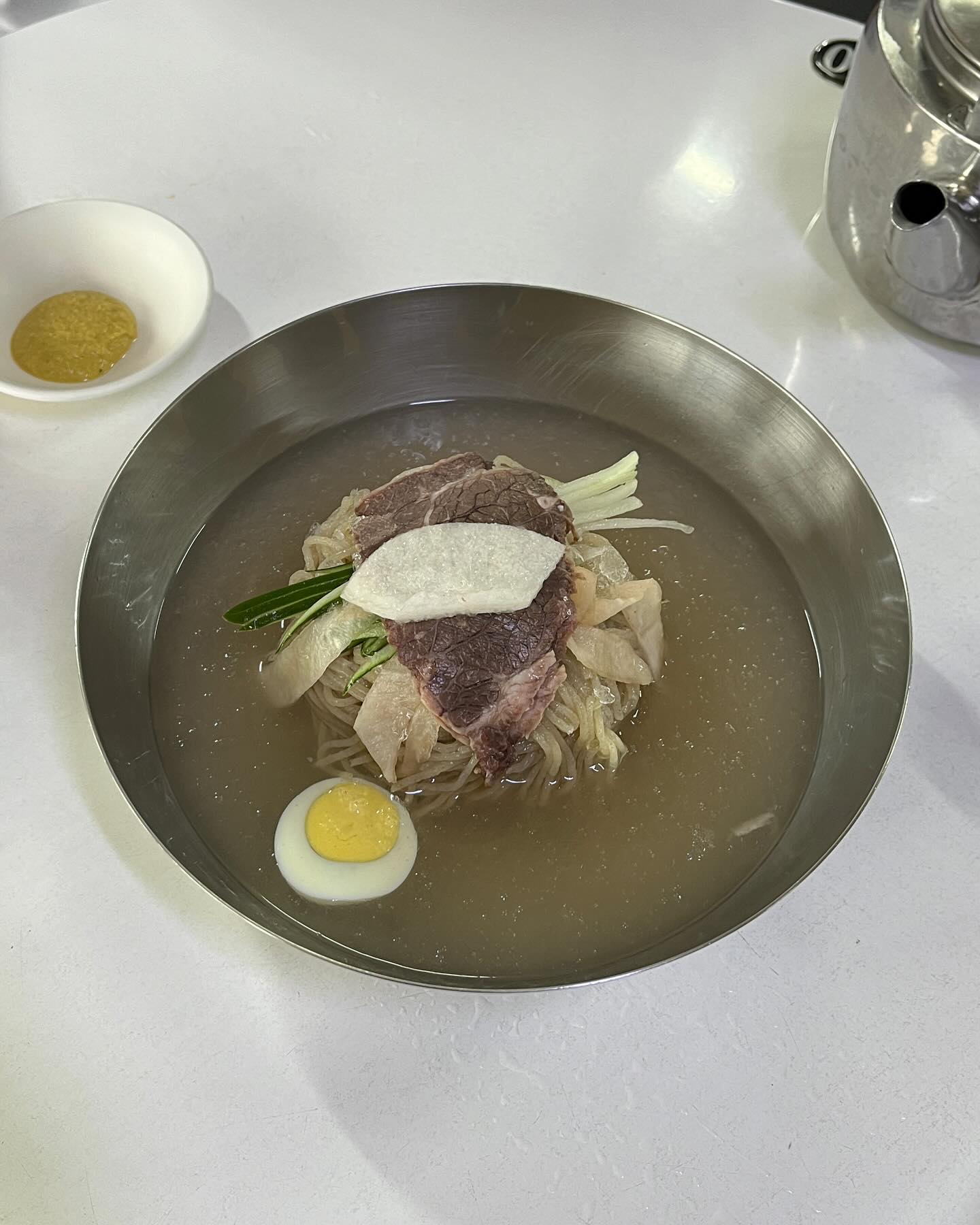 그 계절이 돌아왔습니다,,🧊

📍#을밀대 #염리동 #공덕 
🍽️ #물냉면 

11시 20분쯤 도착했더니 이미 웨이팅 줄은 ㄱ자로 꺾여 골목 저 안쪽까지 이어져있더라고요,,
그치만 2층, 뒷집, 옆집도 있으니까 회전율 높기만을 바라며 기다려보았습니다,,,
약 35분쯤 뒤 자리에 착석!

큼지막하게 씹히는 고기가 포인트인 을밀대 녹두전,,
맛있어서 매번 꼭 시키는데, 오늘은 사람이 많아서인지 냉면을 다 비웠는데도 나오지않아 아쉽지만 취소하고 떠났습니다,,🥹
제 주변 네 테이블 모두 녹두전을 기다리고 있었던 슬픈 사연

평냉은,,, 역시나 을밀대였습니다,,

사실 평냉 초보라 을밀대가 제일 맛있는 것일 수도 있겠습니다만,,, 이래나 저래나 을밀대 최고

⭐️오늘의 수확⭐️
을밀대 육수 입 안 한가득 쭉 들이키면 면에 딸려온 육수와는 다른 차원의 맛을 느낄 수 있습니다,,,
육수는 크게크게 들이키세요,,🫶🏻