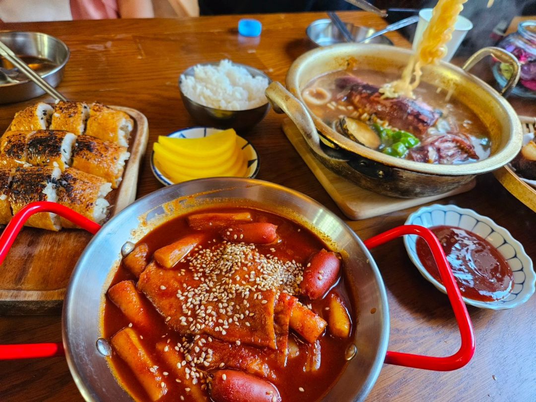 2월 11일 일요일
남해구판장 11시부터 오후8시까지 영업합니다.
설연휴라 가족분들이 많이 찾아주시고 계시네요.
맛있는 명절음식으로 기름졌던 입을 얼큰한 해물라면과
떡볶이로 개운하게 풀어보세요.
식사후 아메리카노도 저렴하게 드실수 있으니 
남해구판장에서 식사도 하시고 추억도 쌓아보세요
오늘도 찾아주시는 분들을 위해 정성을 다하겠습니다.