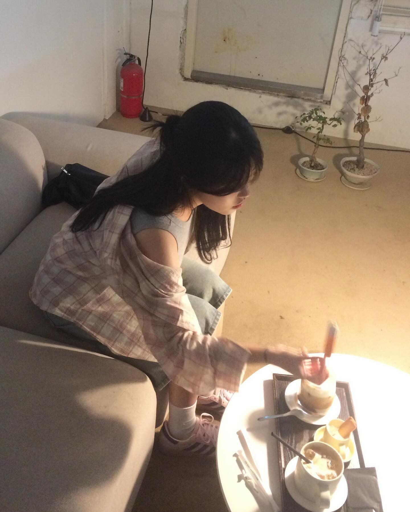요즘 카페는 왜 탁자가 바닥에 있냐 - !..!!;