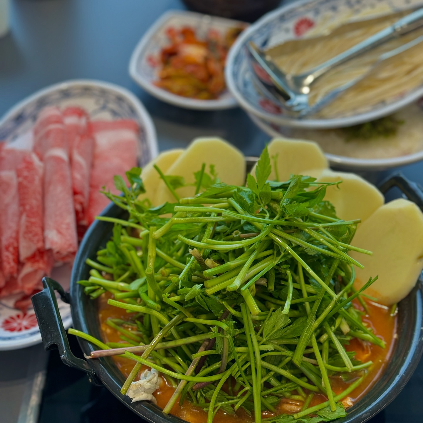 #협찬

장마에는 늘 뜨끈한 칼국수 국물이 당기는데
해물칼국수 위주로만 먹던 나에게 알게된 새로운 맛집!
미나리와 버섯이 듬뿍 들어간 샤브샤브 칼국수집 #안민옥

#안민옥샤브칼국수 에서는
매일 아침 공수해오는 청도미나리만 사용한다
게다가 청도미나리와 버섯이 ⭐️무한리필 ⭐️가능

미나리 향 듬뿍 버섯도 가득🫶🏻
건강도 챙기고 좋은 재료덕에 육수 국물도 진하면서 깊다
미나리+버섯+고기 조합은 말모말모 😊
칼국수와 볶음밥도 해먹으면 맛이 두배세배네배배

밑반찬으로 나오는 배추김치도 적당히 매콤하여 짱!!
사이드로 갈비만두도 시켜먹었는데 육즙 가득해
둘이서 먹기에 전혀 부족하지 않고 
오히려 양이 많아서 가족단위로 오기 좋은 곳😘

📍경남 창원시 성산구 안민고개길 641-64 안민옥
🅿️ 가게 앞 대형 주차장이 있어 편리
⏰매일 11:00-21:00 (*매주 화요일 정기휴무)
 브레이크타임 14:30-17:00

#포포몬#창원여행#창원맛집추천#창원샤브샤브#창원칼국수#창원맛집탐방#창원맛집투어#안민동맛집#가음정동맛집#성산구맛집#성주동맛집#경화동맛집#창원중앙동맛집