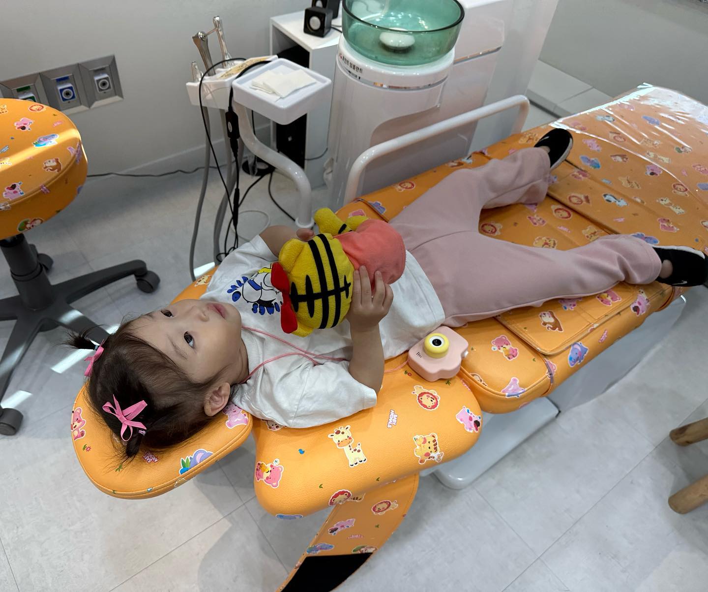 .
#27개월아기 #첫구강검진
다윤이 첫 구강검진!
대기실에서 놀면서 응가💩했는데
기저귀 갈 틈도 없이 검진 시작 ㅋㅋㅋ
누워있는데 응가 냄시 폴폴🤣🤣

티비 틀어준다고 뭐 좋아하냐니까
지니 좋아한다고 ㅋㅋㅋㅋ 
지니 병원놀이 보면서 눕기 성공
에어 팍 부니까 기겁하고 일어나심..😅
3개월 뒤 검진땐 불소하고 오자!❣️