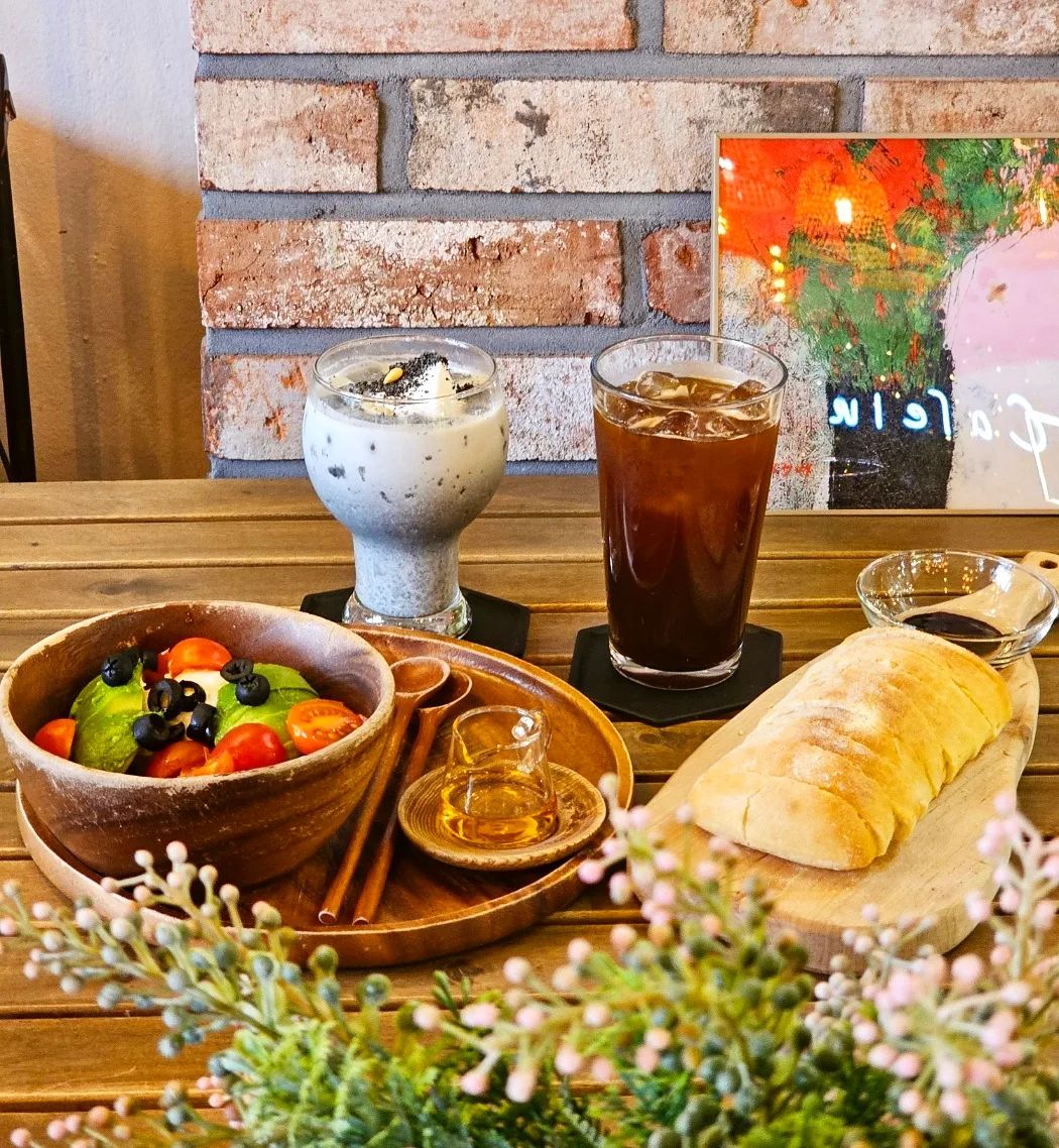 친구랑 수다 떨러러 갈 카페 찾다가
디저트,음료도 맛있고
건강까지 챙길수 있는
집 근처 단골 카페로 고고~~
#문흥동카페
#카페인

❤️💜💛🩵🩷🧡💙💚
나들이 가고 싶을때 멀리 나갈일 없이 
가까운곳에서 힐링할 수 있는
#광주카페
#광주북구카페
#카페인카페

카페 안으로 들어오면
도심속에서 편한함으로
힐링할 수 있어요
맛있게 잘 먹었습니다 

➡️광주 북구 문산로74번길 32 1층

➡️영업시간 오전 11시30분 ~오후 11시
