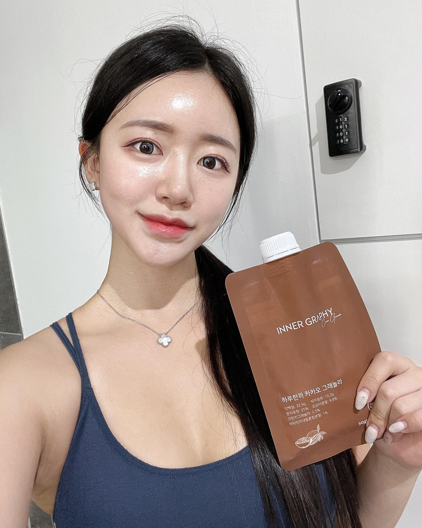 한 끼를 2,600원에 해결할 수 있다고 ???
어제도 #이너그라피쉐이크 로 하루 마무리
운동하고 집 가서 언제 저녁 차려먹어... 
요리해먹기도 귀찮은데 이게 딱이자나.. 
우유도 필요 없고 헬스장 정수기만 있으면 끝이자나..
일주일만 더 하면 마저 성공적으로 잘 빠질듯?
175kcal로 운동 후 단백질 23g 보충 가능한 #이너그라피쉐이크 #공구중 
내일 자정까지만 최대 약 35% 할인해요
한꺼번에 쟁여두면 한 팩에 대략 2,600원....‼️
준비해두고 같이 새해맞이 운동&다이어트 합시다🫶🏻
.
.
#새해맞이다이어트 #급찐급빠 #헬스타그램 #운동하는여자 #운동하는남자 #자기관리 #다이어터 #다이어트쉐이크 #단백질쉐이크 #단백질쉐이크추천 #다이어트쉐이크추천 #다이어트쉐이크공구