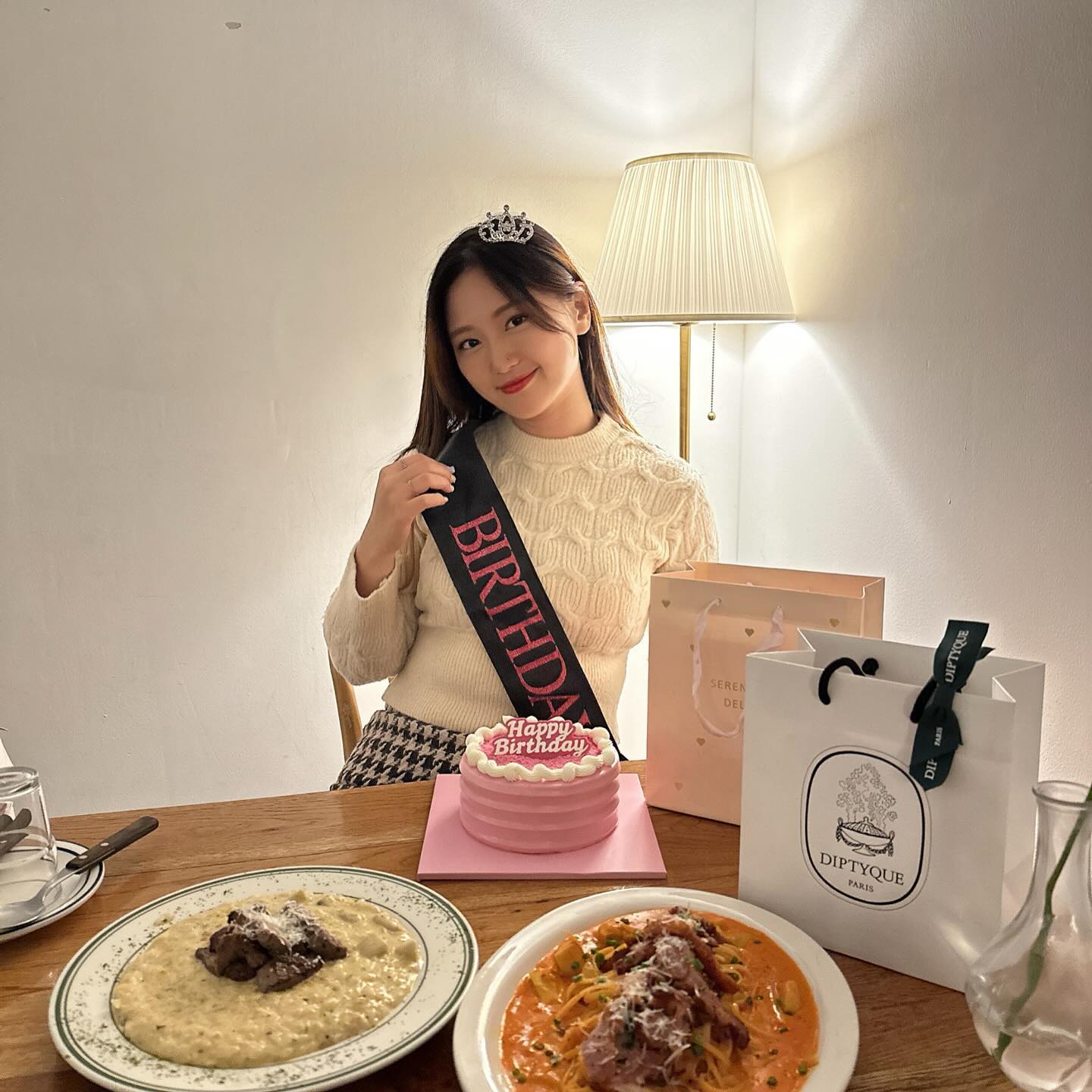 #birthdaygirl 끝!
감사한 마음 1년치 채웠으니 내년 이맘때까지 받은 마음 베풀며 살도록 노력하겠습니다아🫡 충성
시간을 내어준 당신들과, 진심을 담아 안부 전해주신 분들. 
그리고 예쁜 선물 보내준 분들 모두 고맙습니다. 아껴써야지!

P.s. 현지가 발굴한 존맛탱 #동성로맛집 #조밀 에서 판나코타도 서비스로 주심🥺