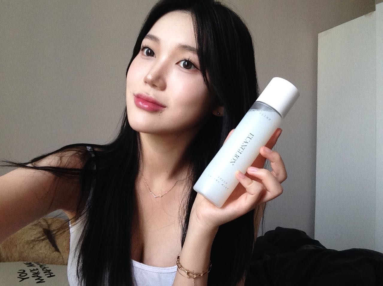 #협찬 #광고 

미스트에 크림이 들어가 있어서 속건조 잡아주기 좋은 제품이에요💧

다른 미스트들과 다르게 영양감도 채워줘서 코팅해 주는 느낌 ✨

분사감도 좋아서 요즘같은 더운 여름철에 뿌리기 좋아요 :)

#유앙리온 #디노미스트 #디노 #수분미스트 #보습미스트 #안개분사미스트 #미세분사미스트 #크리미미스트 #미스트추천