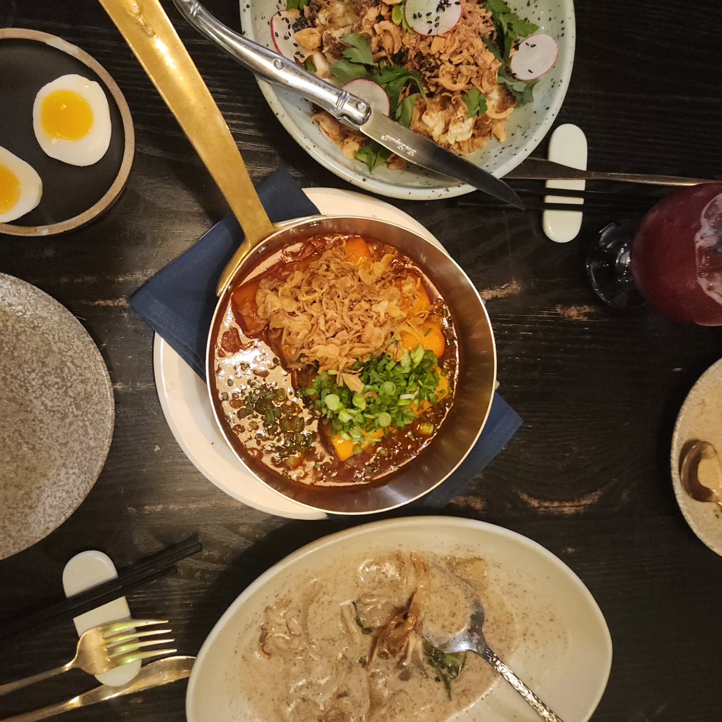 _20241218 #센_ChanSeattle
#센_미국 #센_시애틀
♤724 Pine St, Seattle, WA 98101

오늘은 연말 기념 친구와 함께 고~급 한식당에 갔다
맛있게,, 먹긴 했지만 모두 채식메뉴여서 그런지 조금 아쉬웠다..

한식메뉴중에 채식으로 만들 수 있는게 엄청 많은데 그에대한 연구는 많이 이루어지지 않았다는 점..
그리고 여기저기 올라가 있는 마늘? 후레이크는 살짝 눅눅..

고기 들어간 메뉴가 궁금했지만 가격대가 높아서 또 갈일이 생길지는 의문..?