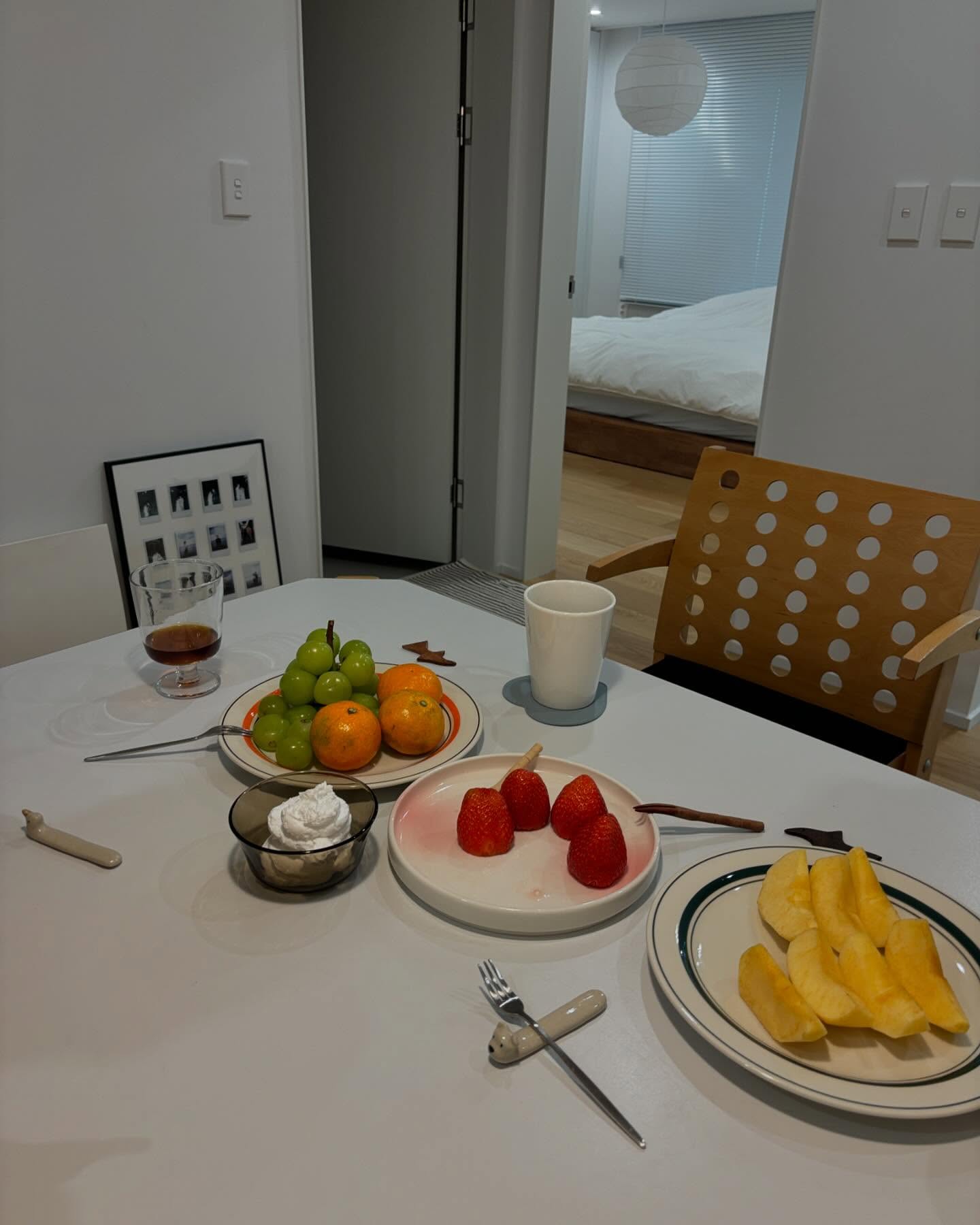 2025년 첫게시물이 우리집이 될줄이야••🤍
내 조잘조잘 스레드보고 다들 연락많이 왔는데 
나 아직 두집살림중(???!!) 😂😂 
내취향으로 그득한 우리집 빨리 들어가고싶다가도 막상 출가하려니 너무 슬프고.. 평생 캥거루족이었던 나도 출가가 코앞으로 다가왔다...🥹 엄마가 매일 퇴근하고 어디집 가냐 물어보는 웃픈 요즘.. 아직 미완성된 우리집 조금더 채워지면 한명한명 초대할게요🫶🏻

#신혼집 #신혼집인테리어 #인테리어