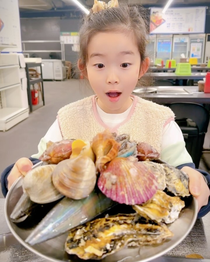 #협찬

송도키즈 아임이가 간다!!! 송도 맛집 조개구이 무한리필 <송도조개창고>

조개뿐만 아니라 고기, 새우, 야채, 치즈,소세지등 구워먹을 수 있는 웬만한 것들은 다 있는 송도 조개창고!! 

그런데 가격까지 혜자인 맛집!!!!

성인 무한리필 입장권 28,900원
초등학생 무한리필 입장권 18,900원
미취학 아동 12,900원

거기다 시간제한도 없이 음료.주류, 라면, 햇반의 경우만 추가 비용이 발생하고 나머지는 모두 무한리필로 이용 가능해요.

넓은 홀은 회식장소로도 똭!!
보니까 단체모임이 있으면 와서 게임도 즐길 수 있게 게임기나 술값 내기 당첨게임? 그런것들도 준비되어 있더라구요.ㅎㅎ
아임이가 궁금해 했지만 구경만 하는걸로~😉

모든 것이 셀프로 운영이 되기 때문에 먹고 싶은 만큼 마음껏 가져다 먹으면 되는 인천 송도 조개창고!!

일요일 4시쯤 일찌감치가서 사람이 없었는데..6시쯤 되니 테이블이 거의 만석이더라구요..
조개도 막 채워 넣으시기 바쁘시고~~역시 맛집은 피크 시간 때 피해와야 느긋하게 즐길 수 있다는거!!👍

느긋하게 배부르게 맛있게 잘 먹었습니다!!!

맛있는 초대 감사드려요!!! jogaechanggo_sd 

#송도맛집 #연수동맛집 #센트럴파크맛집#인천대맛집#송도핫플#송도회식장소 #송도조개창고 #인천조개구이 #조개구이무한리필 #송도신도시맛집  #송도신도시맛집추천 #이아임 #키즈인플루언서 #먹방 #조개구이먹방 #무한리필조개구이