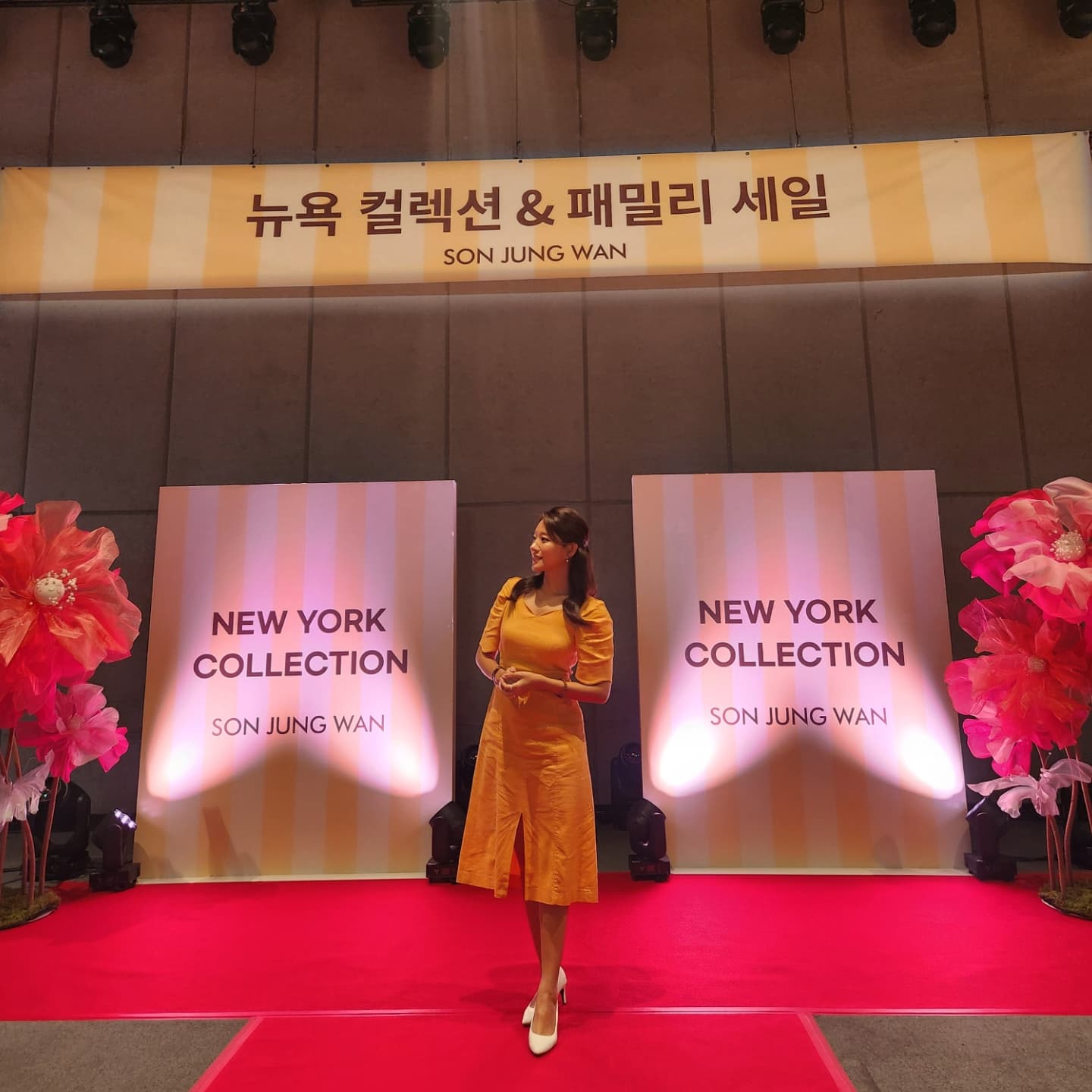 '24손정완 뉴욕컬렉션 패션쇼 👗 
전국 백화점 순회 패션쇼 진행중 입니다. 
⠀
*서울, 청주, 일산, 부산, 울산 등 주요 백화점에서 초청한 VIP 고객을 모시고
실제 뉴욕컬렉션 쇼의상으로 패션쇼를 치루고 있어요.
⠀
브랜드 손정완은 대한민국을 대표하는 디자이너 브랜드로써 오래된 고정 팬층이 탄탄해 
이제는 모녀가 함께 입는 브랜드로 사랑받고 있는데요. 
얼마 전 성황리에 마친 25년도 시즌 컬렉션까지 20년 넘게 패션의 중심, 3대 패션쇼 중 하나인 
뉴욕컬렉션에서 디자이너 손정완의 감각과 유니크한 매력을 선보이고 있습니다. 
⠀
브랜드의 아이덴티티를 극대화한 뉴욕컬렉션을 한국에 재현하며 
뜨거웠던 순간을 공유하는 프로젝트에
함께 하고 있습니다. 
⠀
의상만 봐도 눈부신 아름다움에 감동 폭발하는 시간입니다. ✨️✨️
여성스러우면서 화려하고 또 단정한. 
손정완의 멋에 빠져봅니다- 
⠀
#문화행사진행자 #문화행사MC 
#패션쇼MC #패션쇼멘트 #패션쇼아나운서 #손정완패션쇼 
#손정완패션쇼mc #패션쇼진행 #백화점vip행사 #패션행사 #패션쇼진행멘트
#아나운서진행영상 #패션쇼아나운서 #패션쇼영상 #손정완패션쇼아나운서 #손정완패션쇼영상
#아나운서멘트 #아나운서목소리 #공식행사아나운서 #세미나진행자 #패션쇼영상