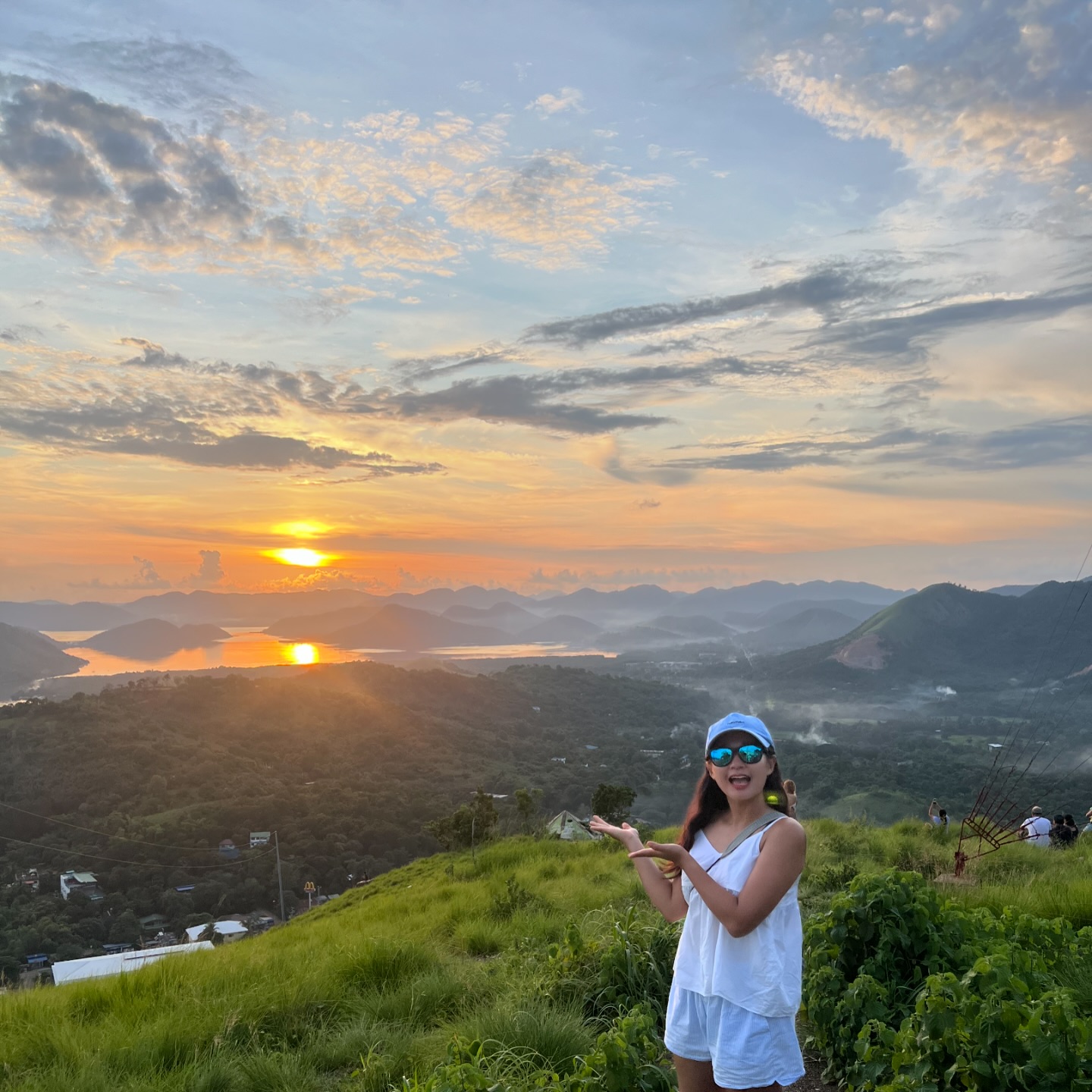 🐬코론 여행기🐬
6. 타피야스 전망대(Mount Tapyas View Point)

네버엔딩 코론 여행기.......
코론에서 본 것 중 제일 기대 이상이었던 타피야스에서의 일몰🌅

까맣게 익어버린 나으 모습 덕분에
왠지 현지인같아서 시비가 안 걸릴 것 같아(???)
툭툭이 타고 혼자갔다!

블로그 후기를 보면 일몰이 멋진 것 같아
가보고싶었는데 무슨 30-40분 넘게 걸렸다느니
마실 물을 꼭 챙겨가야한다느니 계단을 720개나 올라야한다고,,,
오바쌈바 글이 너무 많아서 실은 살짝쿵 걱정했음!🤔

근데 무슨 10분 정도면 올라가는
남산 타워 수준의 오르막길이었당!💚
전망구경할 수 있는 곳 뿐만 아니라 가볍게 걸을 수 있는
사이 샛길이 많았고, 그 길을 걷는데 넘 예뻤다🩷
그리고 코론베이 전체를 바라보면서 일몰까지 보다니
정말 기대이상으로 넘 멋졌다요!!!!!
.
.
.
#코론 #코론타피야스 #코론섬 #코론여행 #코론투어 
#타피야스 #타피야스산 #여행 #여행스타그램
#탭야스 #탭야스산 #등산 #산 #일몰 #코론일몰 #코론일몰맛집
#산스타그램 #등산스타그램 #coron #coronpalawan #palawan #palawanphilippines #corontapyas #tapyas #tapyassunset #tapyasmount #tapyasan #tapyasmountain #tapyas_adventure