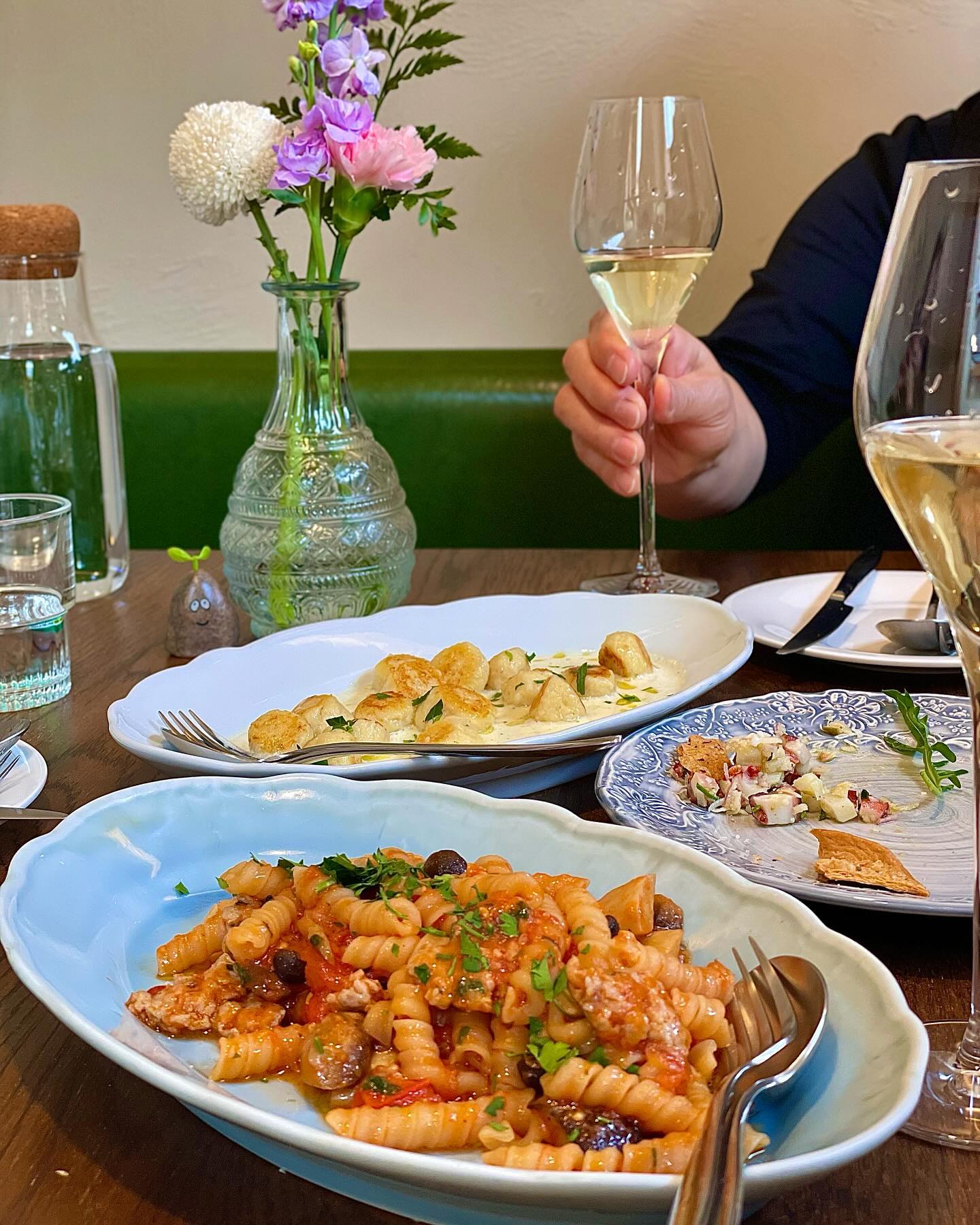 .

봄날 같았던 어제💛

엄마 생일 기념😍 엄마빠&자매 나들이 

아침 일찍 출발하느라 바빴을텐데
인삼라떼도 만들어 온 엄마🥹

넷이 만나 아침도 든든하게 먹고🤗

삼청동 데이트 즐기며 사진도 찍고📸
추억을 사진으로 남길 수 있어서 너무 좋았다

(뭐 이렇게 즐거운지..시간 가는게 넘 아쉬웠고)

뭘 해도 우리는 돈 쓰지 말라며 카드 쥐여주는 아빠🙈

스시로 마무리하고 다음 만남을 기약...👋💛

#엄마생일기념#나들이#봄날같았던주말#엄마빠랑데이트
#주말나들이#삼형제맘#삼형제가사는집#seraleelife