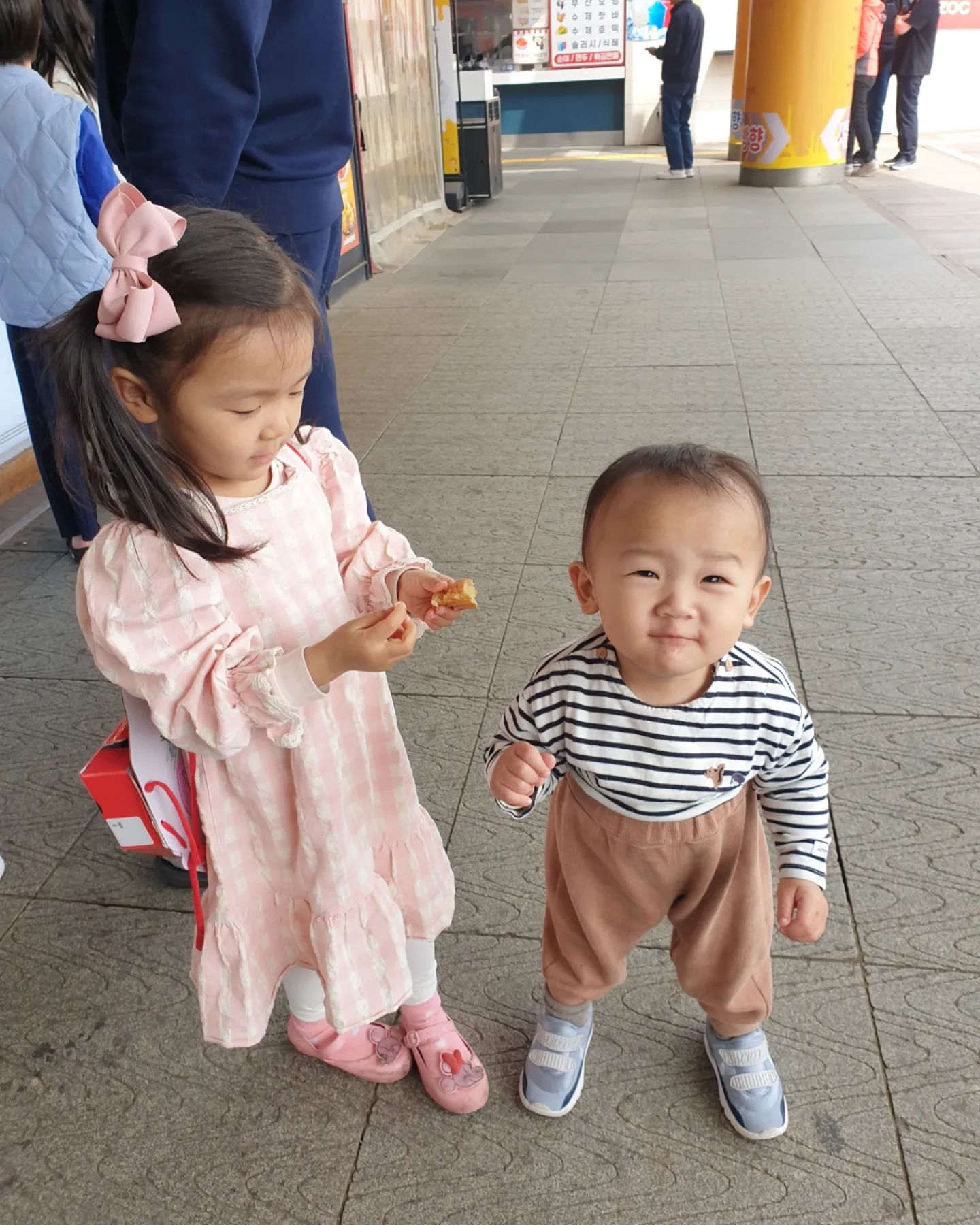 여행도 식후경~~휴계소에서😋
아장아장 걷는데 너무귀여웡😍

#소소남매👫#배바지패션👖#행담도휴게소