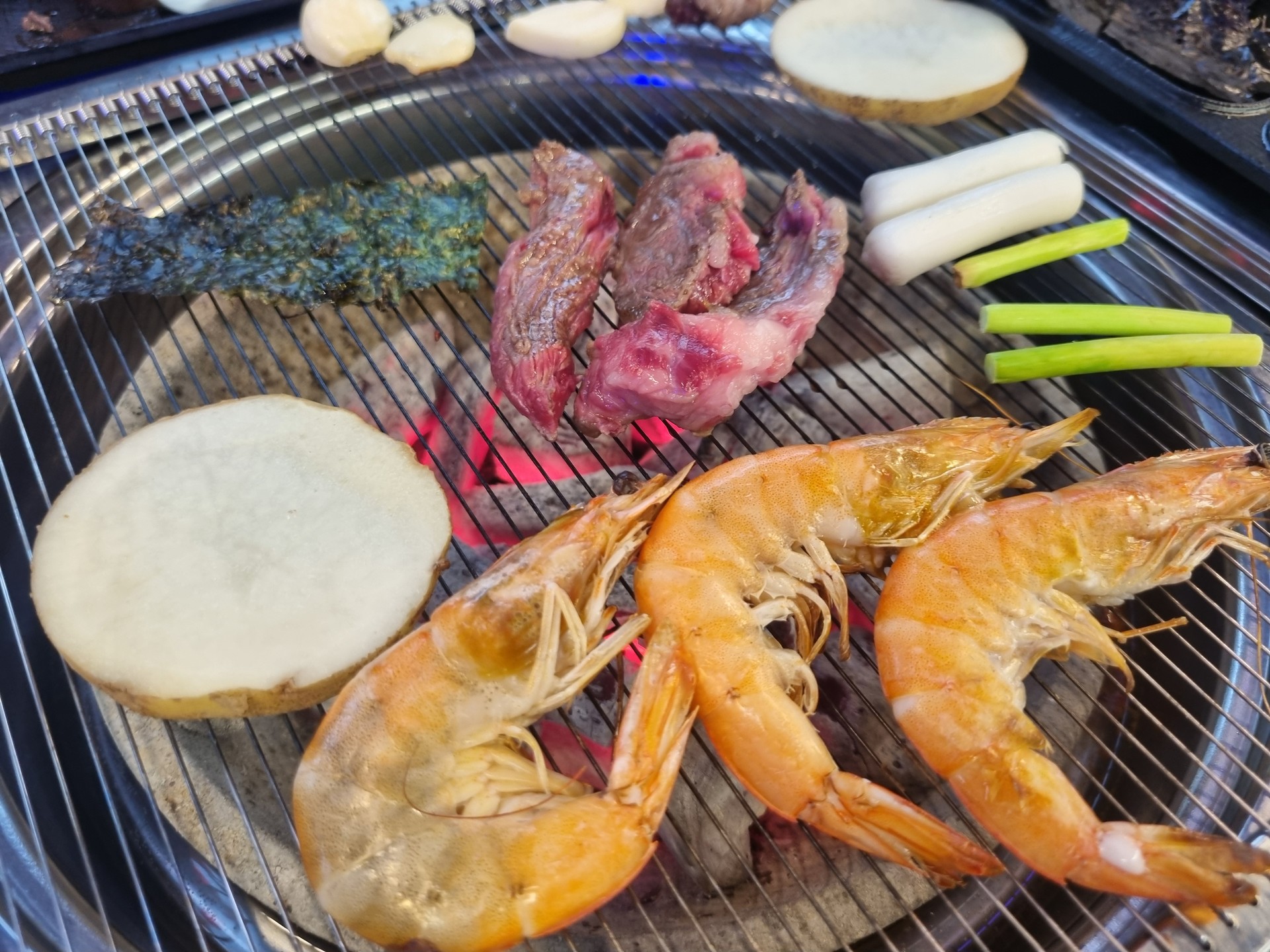 저렴한 가격으로 한우, 한돈 즐길 수 있는 #사수동맛집 #한진명식육식당
사장님께서 그날그날 손질해두신 고기 골라서 자리에서 구워먹으면 되는곳이라 가성비 짱이구 기본으로 나오는 선지국, 코다리찜, 6첩반상이 정말 맛있네요~
특히 선지국은 포장도 되고 전문점 보다 더 맛있었음^^

😊 한진명 식육식당
대구 북구 사수동 944

1인분씩도 요청하면 바로 썰어주시는 곳~
가족외식, 모임장소로 추천드려요.

#대구사수동맛집 #대구사수동술집 #사수동밥집 #사수동회식장소 #대구금호지구맛집 #금호지구술집 #대구사수동소고기 #사수동고기집 #대구북구한우맛집 #대구사수동한우 #대구사수동고깃집