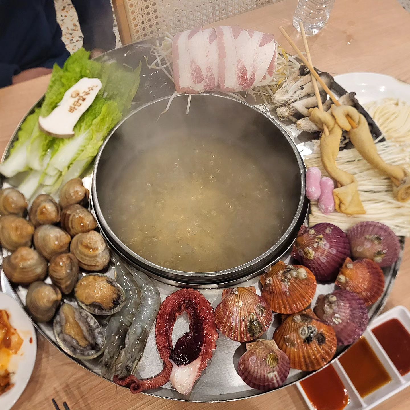10월의 웨이브파크는 매우x10000추웠다.
오이도 빨간등대는 예쁘다. 근데 너무 상업화 되어서 슬프다😂
.
#바담칼국수 #오이도맛집 #시흥맛집 #뷰맛집 #오이도빨간등대 #마쉬멜로우 #아이스크림 #군밤 #웨이브파크 #다투모시흥 #먹스타그램 #먹스타맞팔 #여행스타그램 #fff #f4f #wavepark #oido #inchon #noodles #seafood #koreanstreetfood #koreanfood