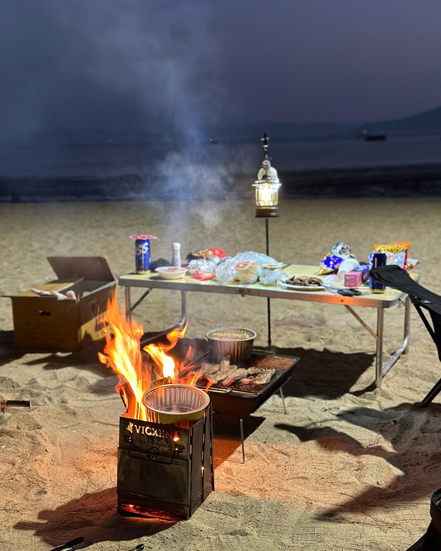 반려견동반 가능, 해루질 & 갯벌체험 가능한 노지캠핑🐚

🎈편의시설이 좋고 근처 식자재 정도의 마트가 있어서 장보기 편하고 카페, 식당도 가까워서 장박캠핑하시는 분들 많아요

50m 근방으로 화장실 여러곳에 있고
남, 여 탈의실에 개수대까지 완벽⭐️

낮에는 선선한 날씨에 갯벌체험으로 낙지랑 바지락 잡는 사람들과 저녁에는 해루질하는 사람까지놀거리 풍부~
(항 근처여서 낚시도 가능)

캠핑 계절에 알리에서 급 구입한 램프인데 너무 만족스럽다☺️ 

오로라 불멍과 군고구마급 디저트까지 가을캠핑은 힐링이지🍂
