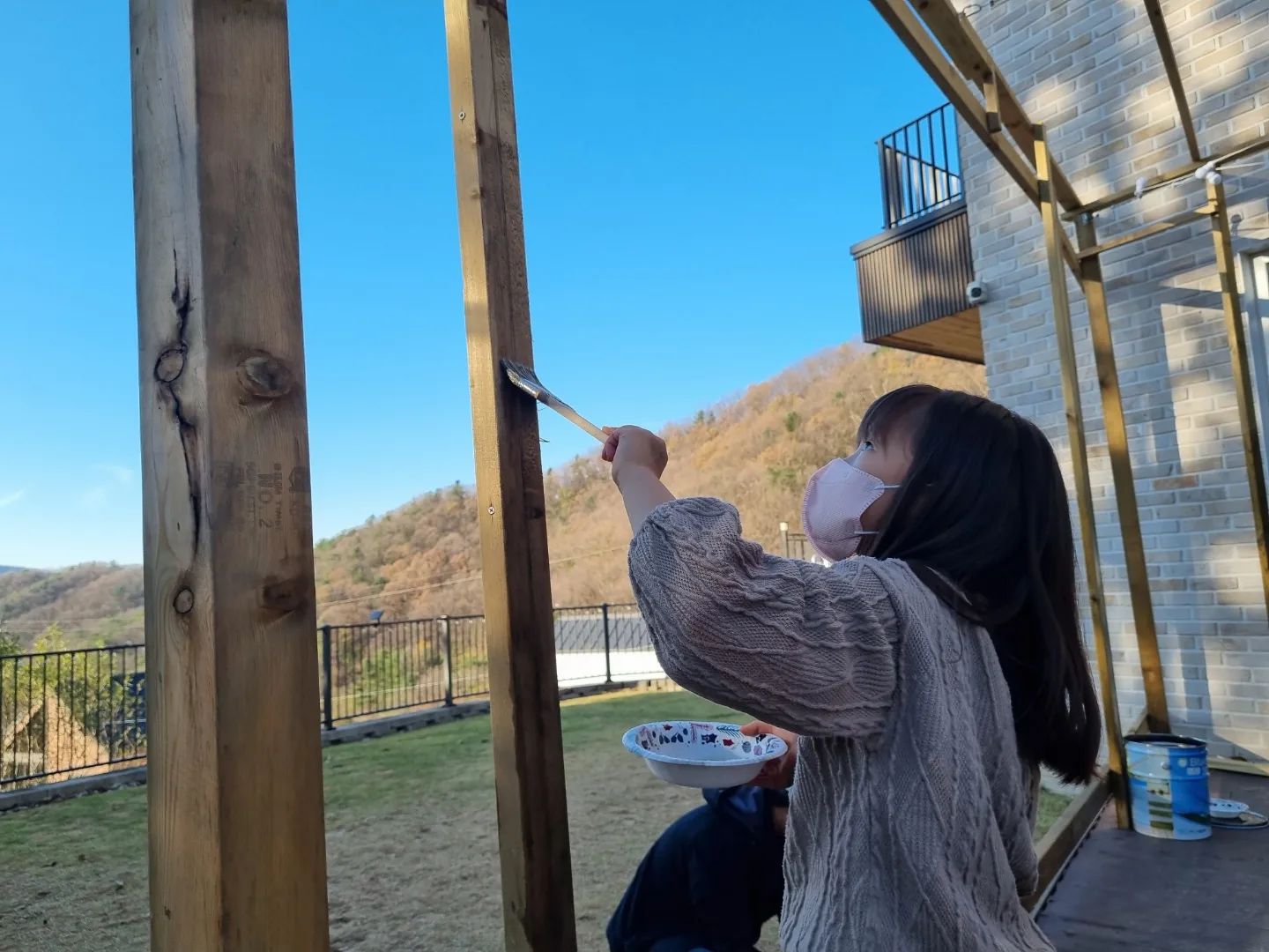#사랑스러움한도초과
오늘 우리 두히는 왜이리 예쁘당가♡

둥이산이 된 큰 아이 하교길
가을가을한데 둘이 달리는 뒷모습은 정말 예술이네♡♡

아빠랑 같이 우리집 야외일 한몫하는 우리딸, 오일스테인 발라주는 9살 우리 큰딸
멋지다 멋져♡♡♡

#전원주택러 #아이도일한다 #오일스테인바르기 #아빠랑바깥일 ㅎㅎㅎㅎ #아이랑전원주택 #둥이산책 #강아지산책 #둥이랑두히 #애랑개랑 #시골살이 #가을하늘 #너무파랗다 #참날좋았던날 #내일도일찍오라할까 
큰딸 일찍오니 참 죠타♡♡♡♡