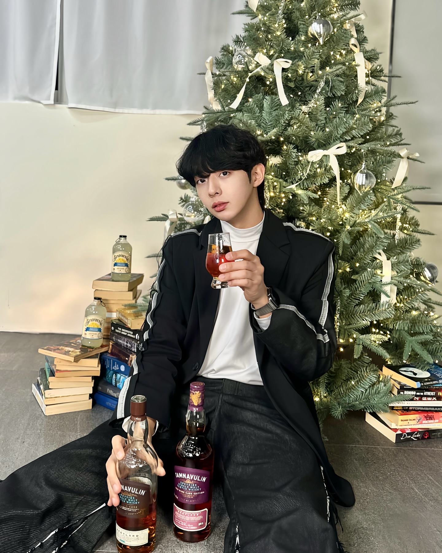 #광고 tamnavulinwhisky_kr 
🎄 연말에 딱! 탐나불린과 함께하는 위스키 타임 🥃

위스키를 즐기는 세 가지 방식, 여러분은 어떤 걸 좋아하시나요?
1️⃣ 니트(Neat) - 위스키의 순수한 맛을 그대로 느낄 수 있는 방식.
2️⃣ 온더락(On the Rocks) - 얼음과 함께 마일드하게 즐길 수 있는 방법!
3️⃣ 하이볼(Highball) – 위스키와 탄산수로 시원하게 즐기는 방법!

저는 하이볼을 추천해요!🍋✨ 탐나불린으로 만든 하이볼, 레몬 제스트까지 더하면 진짜 맛있어요. 상큼하고 부드러운 맛, 연말 모임에 딱이에요! 🎉

그리고 연말 선물로 고민 중이라면 탐나불린이 최고! 합리적인 가격에 맛있는 싱글몰트를 즐길 수 있어서 모임이나 선물용으로도 좋아요! 🎁

소중한 사람들과 함께하는 소중한 시간, 탐나불린을 더해 더욱 더 특별한 연말 보내세요! 🎄

19세 이상의 법적 음주 허용 소비자를 위한 콘텐츠입니다.
경고: 지나친 음주는 뇌졸중, 기억력 손상이나 치매를 유발합니다. 임신 중 음주는 기형아 출생 위험을 높입니다.

#탐나불린 #탐나불린탐구단 #나의첫싱글몰트 #위스키 #싱글몰트 #싱글몰트위스키 #위스키추천 #위스키그램 #입문용위스키 #whisky #혼술 #혼술스타그램 #연말파티 #연말선물 #새해맞이 #선물추천 #캠핑 #캠핑음식