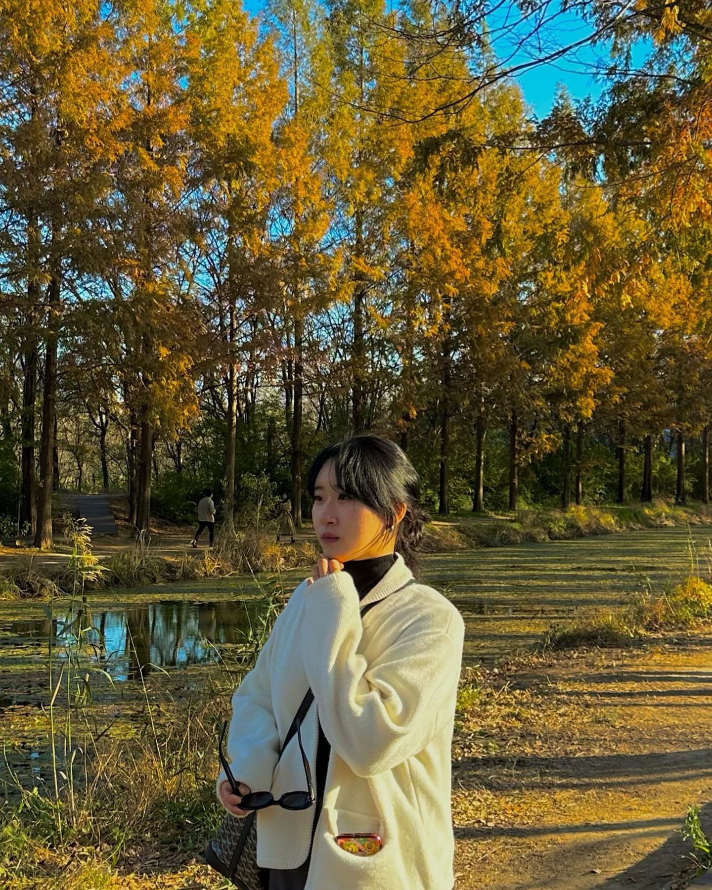 좋은 것을 보면 나에게 늘 말해준다. 
맛있는걸 먹으면 꼭 같이 오자고 한다. 

문득 내 생각이 나서 샀다고 선물을 주고 
어디서든 어딜가든 함께해준다 

이런 과분한 사랑을 받을 자격이 있는지 생각해보게 되는 요즘, 
늘 고마우실게요~ 🙏🏻ㅋㅋ