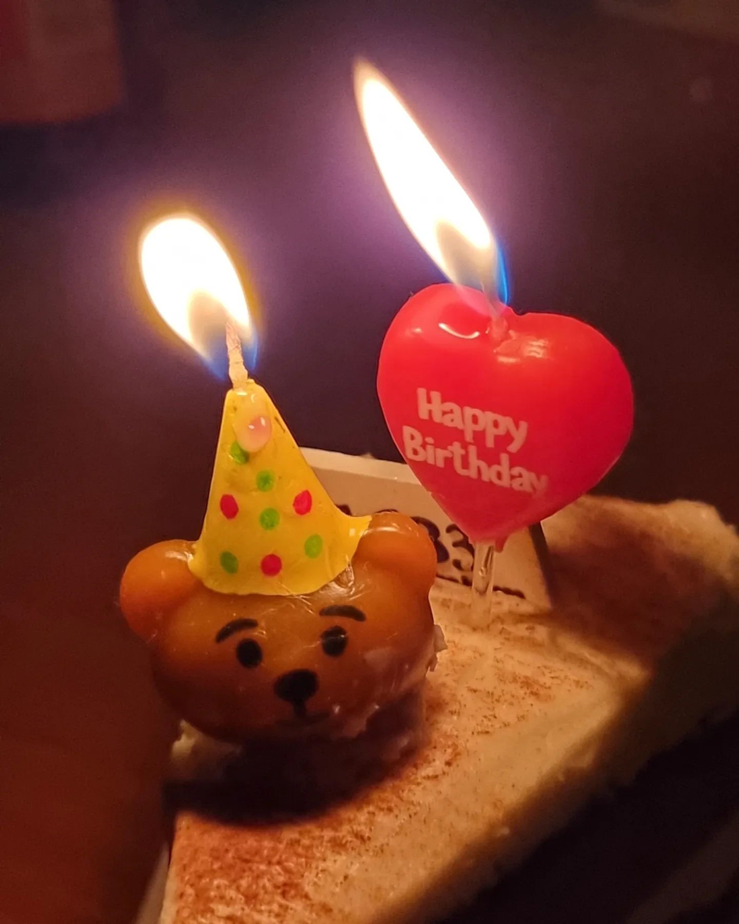 2024.08.28 생일 전야제🎂 곱창도 먹고 노래방도 갔는데 정신없어서 케익 사진 밖에 없네😂 그리고 오랜만에 창고 정리하다가 나온 유물들까지 정리하고 나니 후련함 #생일전야제 #생일주간 #생일파티 #축하해줘서고마워 #귀여운곰돌이초 #생일스타그램 #창고정리 #유물발견 #올림푸스디카 #스카이폰 #갤럭시시리즈