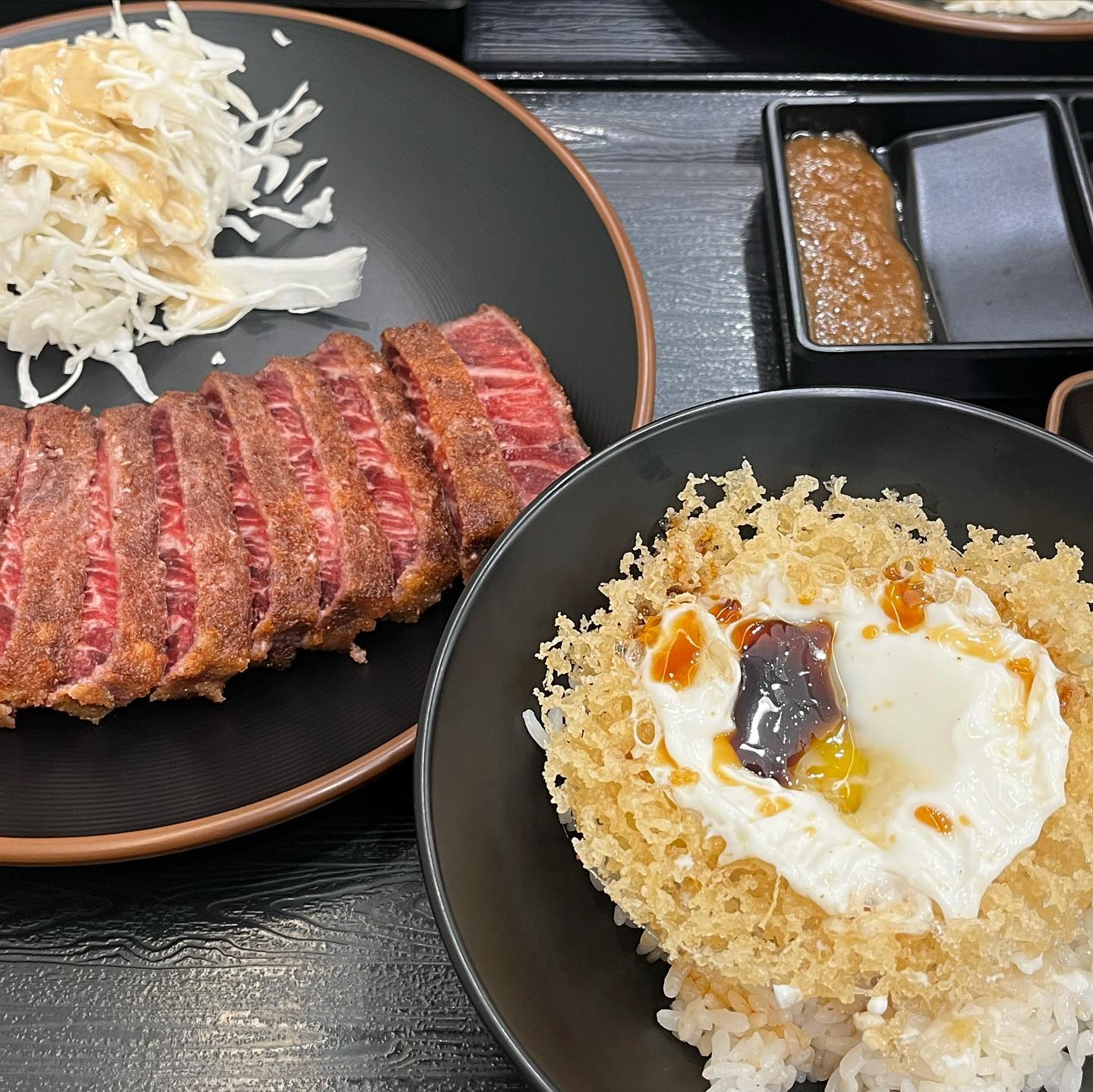 #협찬 #규카츠정마곡점

마곡에 웨이팅 있는 규카츠맛집 다녀왔어요 ! 

규카츠는 소의 채끝살 부이를 이용하여 튀겨낸 일본식 요리로 레어 상태로 제공되는 소고기를 테이블에 준비되어 있는 개인화로에 익혀먹는 요리에요 

저는 고민하다가 규카츠 타마고텐동 정식(계란덮밥)과 규카츠 카레 정식으로 주문했답니당 카레는 크림맛, 매운맛중에 선택할 수 있고 저는 매운맛으로 선택했어요 

키오스크에 주문 후 자리에 착석했으며 가게 내부는 깔끔하고 모던해요 ㅎㅎ 테이블위에는 큐카츠먹는 방법이 친절하게 설명되어 있습니당 

규카츠 타마고텐동정식은 반숙 계란 튀김에 특제 간장을 더한 텐동을 규카츠와 곁들인 메뉴로 밥 위에 계란튀김이 올라가서 색다르고 맛있었어요~ 그리고 밥과 반찬은 1인 1주문시 무료 리필이 가능하니 꿀팁 꼭 참고해주세요!! 

고기를 취향대로 구워먹을 수 있어서 저는 따뜻할정도로만 레어로도 먹고 많이 익혀서 웰던으로도 먹었어용 소스에 콕콕 찍어서 먹으면 사르르 녹더라구요 

카레정식의 카레를 타마고텐동에 슥슥 비벼서 먹으면 꿀조합이랍니당~! 

주말에 점심시간이라 그런지 사람이 끊임없이 들어오더라구요 웨이팅도 생김! 마곡 근처 들리실분들 데이트코스로 추천합니당 🫶🏻🤍

🖤 규카츠정 마곡점

🖤 서울 강서구 공항대로 227 마곡센트럴타워1차 1층 114호

🖤 가게 주차 가능해요🤍

#규카츠정#규카츠정마곡점#발산역일식#발산역규카츠#발산역돈카츠#마곡동일식#마곡동맛집
