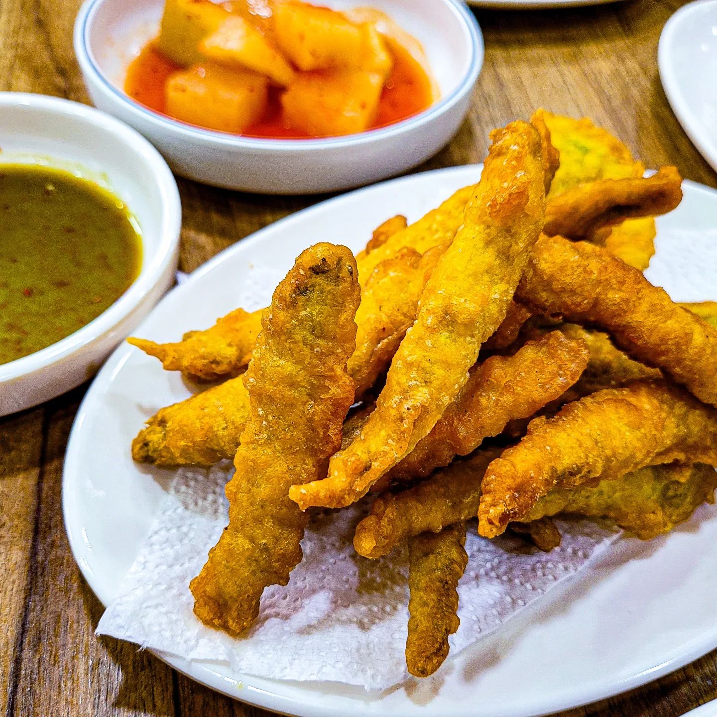 #먹팔맞팔 [대전 관저동 맛집]미자네 추어탕!

추운 날 몸도 따뜻하게 해주고 가격도 착한 추어탕을 추천드려요 

우리는 추어탕에 추어튀김을 주문했어요 추어튀김은 미꾸라지를 통으로 튀겨서 못드시는분들도 있을것 같아요 하지만 추어탕에들어가는 미꾸라지는 곱게 잘 갈려있어서 먹기에 불편함은 없을것 같아요😀

반찬도 정갈하게 나오고 사장님도 친절하게 말씀하셔서 식사를 하는동안 편안한 마음으로 먹었어요

추어탕은 몸을 따뜻하게 해주는 효능이 있어서 지금같이 추운날 먹으면 감기도 예방될것 같아요☺️
식사를 다 하고 식당을 나서는데 뭔가 몸에서 열이 나오는것 같더라구요(기분탓인가😅)

오늘은 보양식을 찾아보다가 찾아낸 관저동 추어탕 맛집 미자네추어탕을 다녀왔는데요

맛, 건강을 가성비 좋게 즐길수 있었던 식당이었어요
추어탕 생각 나실때 관저동의 미자네 추어탕 가보세요😁👍

#안주 #야식 #맛집 #먹스타 #먹스타그램 #배달맛집 #맛있다그램 #먹스타맞팔 #먹방스타그램 #음식 #음식사진 #음식