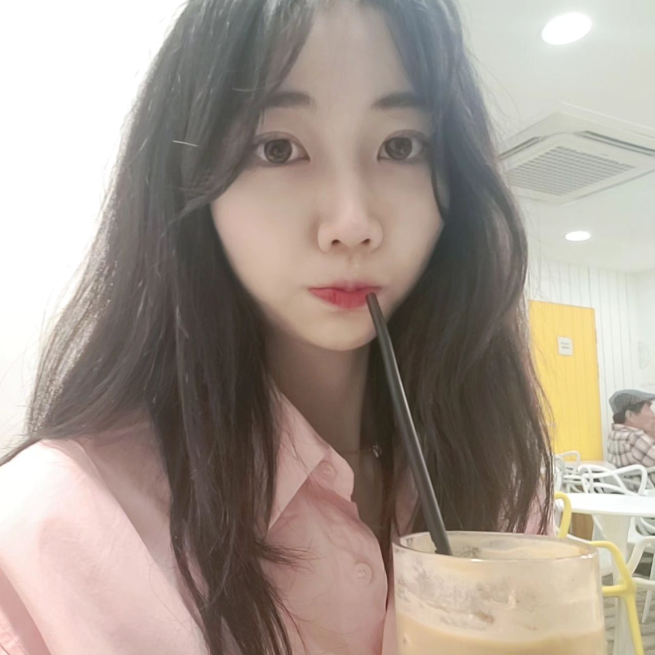 #와플대학 #체험단 
☕️디카페인 콜드브루 라떼를 먹어보았습니당! 

와플대학 스노우 와플 진쨔 좋아하는데 오늘은 커피에 집중하기 위해서 커피만 시켜봤어요!

일단 맛은 기대 이상이였어요😆 콜드브루라 산미 있는 원액이였는데 고소한 맛이 강한 부드러운 우유라 조화롭게 어울리는 디카페인 콜드브루 라떼입니당🩷

퇴근하고 밤에 먹어도 부담없는 디카페인이라 언제든 즐길 수 있는 와플대학 디카페인 콜드부르! 내일은 최애인 스노우 와플이랑 같이 먹을래요❣️

#와플대학 #와플대학신메뉴 #디카페인 #디카페인콜드브루 #디카페인콜드브루라떼 #와플맛집 #커피맛집