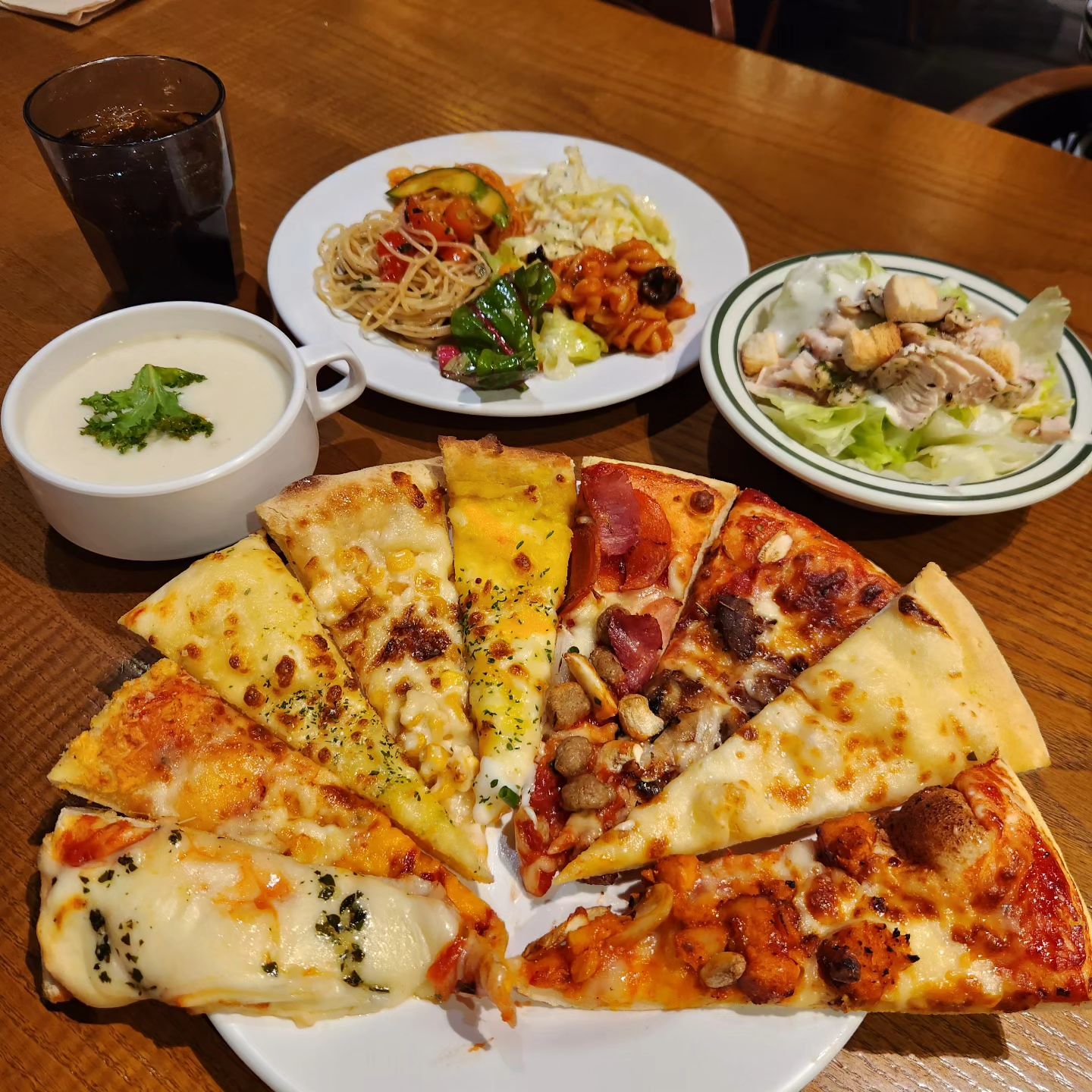 #협찬
피자몰 신촌점 pizzamall.official
서울 마포구 신촌로 94 그랜드플라자 5층
070-5157-8431
매일 11시-21시
평일 런치 12,900 평일 디너 15,900
주말, 공휴일 17,900

2호선 신촌역 그랜드플라자 5층 피자몰에 다녀왔어요. 합리적인 가격에 100분동안 다양한 시그니쳐 피자, 미국식, 이탈리아식의 맛도리 피자들을 즐길수 있는 곳이에요. 피자 종류가 치즈옥수수, 고구마딥디쉬, 아메리칸슈프림, 텍사스 BBQ, 갈릭브레드, 마르게르타, 고르곤졸라, 뉴욕트리플치즈, LA 핫치킨 너무 맛있어요. 도우는 쫀듯하고 바로 구운 피자들이 계속해서 나오기 때문에 따뜻한 피자를 즐길수 있어요. 맛도리 피자 외에도 샐러드,
그릴드갈릭치킨은 후추와 간이 잘되어 인상적인 맛을 자랑하네요. 로제파스타, 프레시홍합스튜, 그릴드하바나콘 등 너무 먹을게 많아서 행복했어요.

오로라케이크와 마시멜로우브라우니등 다양한 디저트까지 한자리에서 전부 즐길수 있어서 만족스러웠어요. 군옥수수 콘 아이스크림은 의외로 잘어울리네요. 혼밥도 좋고 주말엔 친구들, 가족들 외식으로도 추천합니다.

#피자몰신촌점 #신촌역맛집 #신촌피자 #신촌데이트 #신촌피자맛집 #피자뷔페 #샐러드바 #미국식피자 #텍사스비프BBQ #갈릭브레드 #핫치킨피자 #논알콜칵테일 #논알콜칵테일