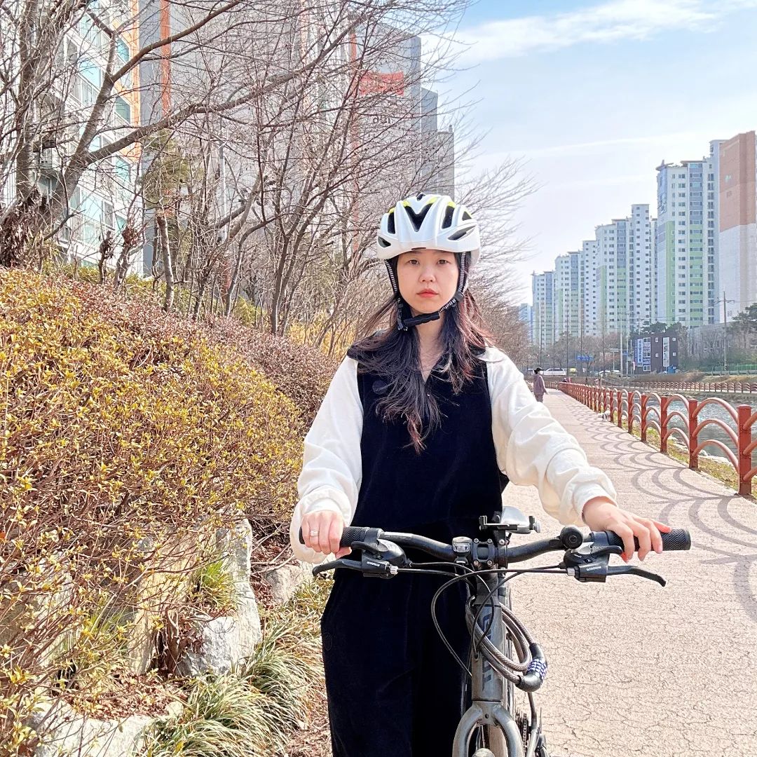 #협찬
senabluetooth_korea

날이 좋아지니 자전거타기 좋지요
출근하면서 자전거 탈려고
#헬멧 보고 있었는데
세나 R2 스마트하니 안전감도 굿굿👍👍

안전하고 재미있는
라이딩을 위한 가장 중요한 장비는
헬멧이니깐요~

모터사이클, 자전거, 레저, 아웃도어
스포츠 등 다양한 라이프스타일을
위한 웨어러블 스마트 기기를 만드는
#세나테크놀로지

스마트폰 블루투스로 연동해서
이어폰 없이 말을 주고 받을 수 있고
노래 들을 수 있고 전화도 받을 수
있으니 너무 편하지요

연결후 가방이나 주머니에 쏘옥 넣어
놓지요~~ㅋ

새벽,밤에 라이딩 하시는 분들은
 후면 LED 테일라이트까지 있어서
안전하지요

그룹 인터콤 기능이 있어
라이딩 하는 분들과 연결해서 대화가 가능해요

.
 #자전거타는여자 #자전거타는남자 #자전거헬멧추천 #헬멧추천#세나테크놀로지 #스마트헬멧 #자전거헬멧 #블루투스헬멧 #자전거그램 #자전거스타그램 #라이딩그램 #자덕 #자덕스타그램 #세계일류상품