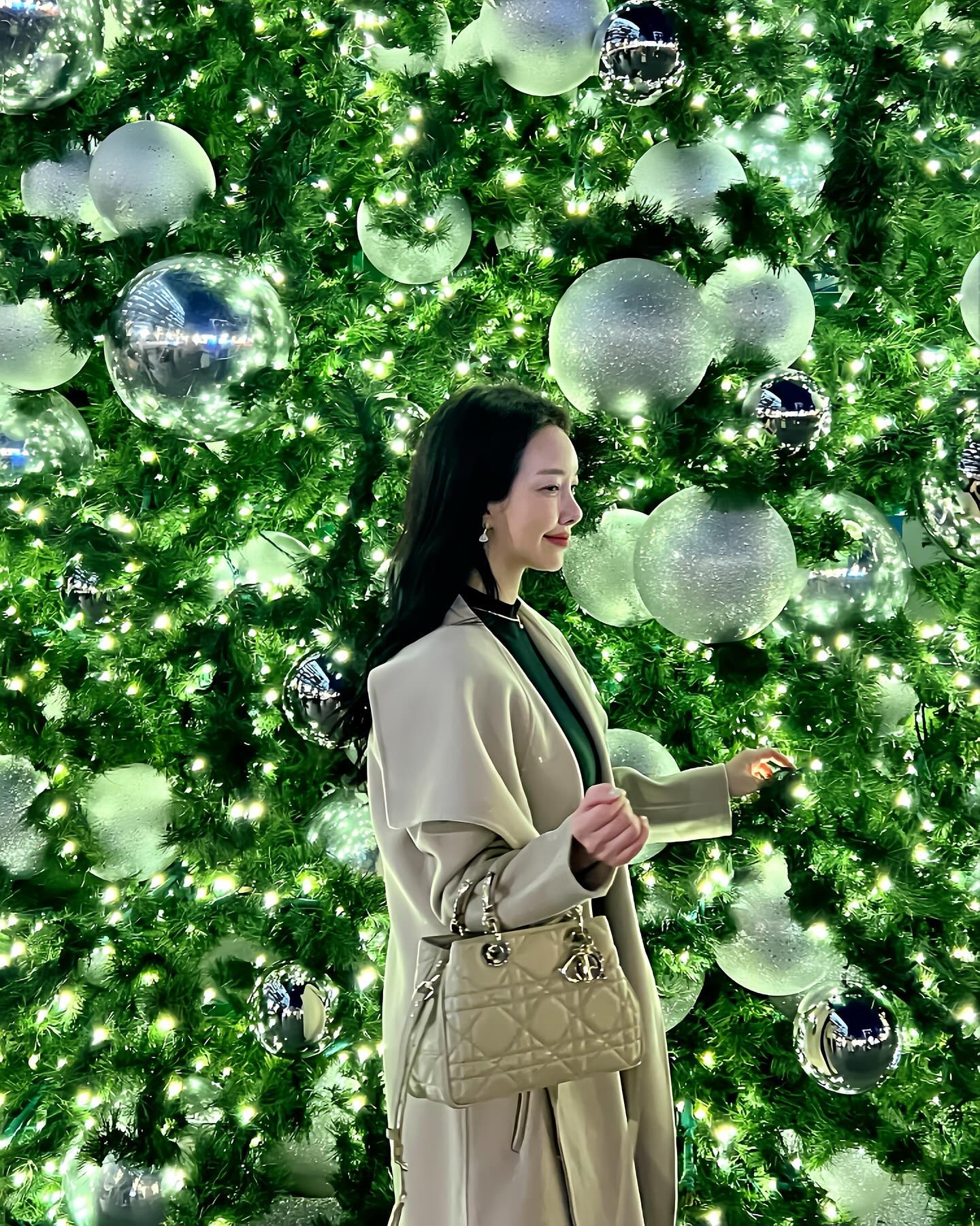 #2023Christmas🎄(3번째 영상📹)

#WashingtonChristmas 

크리스마스 당일
#워싱턴DC🇺🇸 CityCenter
예쁜 트리 , 예쁜 거리 구경 🎄

---------------------------
OOTD #디올룩

#맥케이지 코트
#Dior9522 레이디백
#디올CD목걸이
#디올새들벨트
#디올슬링백구두
---------------------------

미국은 어제가 크리스마스였어요🎄

한국과 달리
대부분 매장+식당이 문을 다 닫아서
카페+쇼핑은 못하구
예약된 식당만 갈수 있었네용 🥲

.
#DiorLady9522
#맥케이지코트
#MackageCoat
#JaDiorSlingback
#DiorSaddleBelt
#DiorPetitNecklace
#디올코디