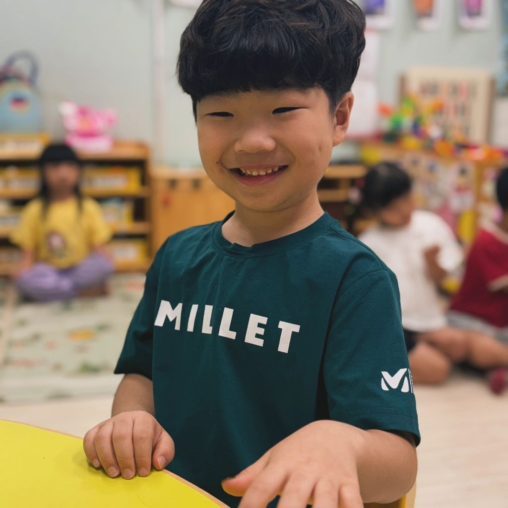 잘생긴 사랑둥이 떼떼왕자🤴
이제 7살인데

가끔은 너무의젓해서

  내아들한테 기대고싶을때가 많네
 엄마 많이도와줘서 고마워
 근데 애기는 애기답게👶크는게엄마는 좋다
사랑한다❤️