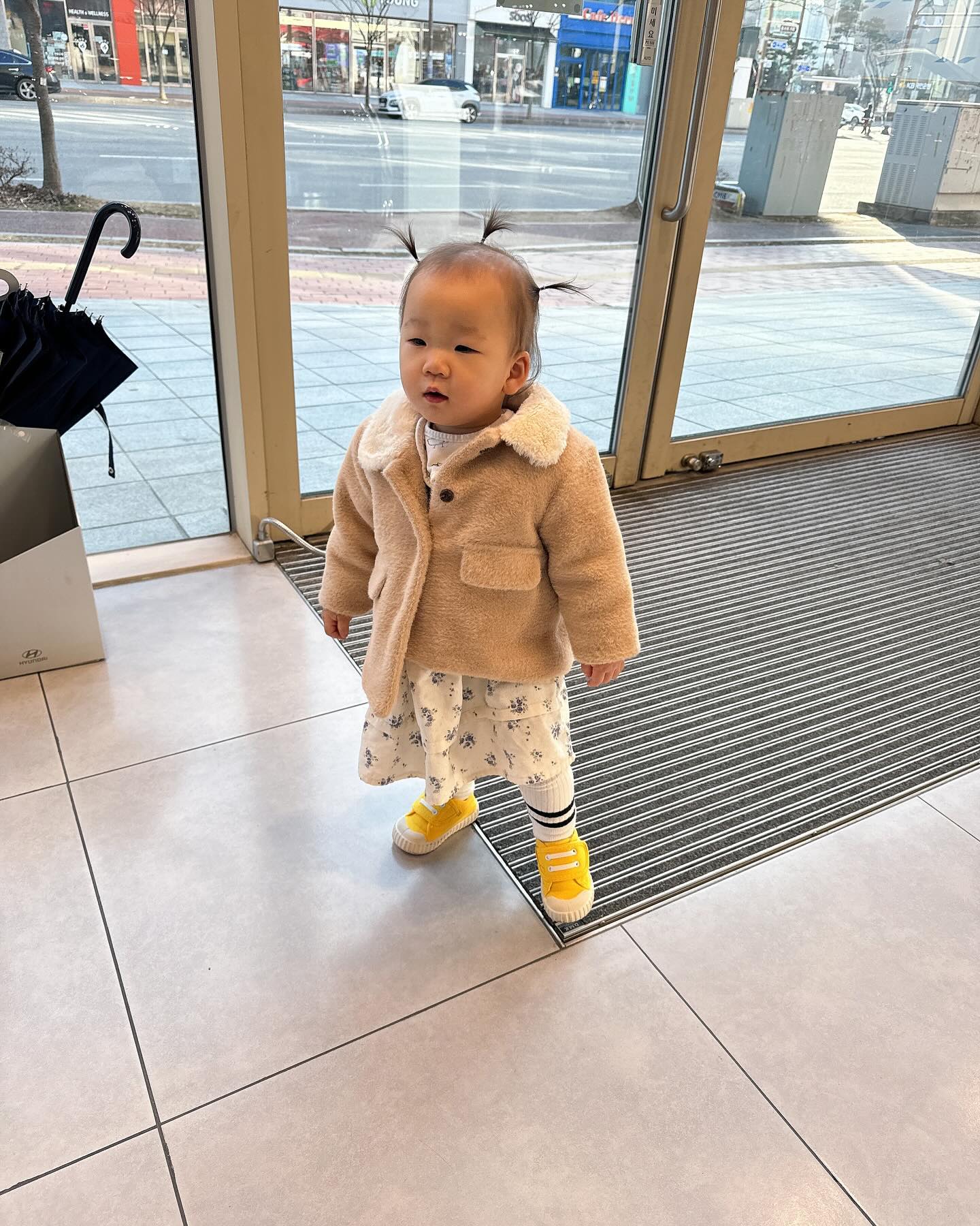 👶🏻+477일🫶
서윤빠빠가 새차 계약 할동안 서윤이랑 서윤맘은
옆에 햄버거 집애서 감튀먹방ㅎㅎ🍟
역시나 우리 서윤이는 잘 먹고 이쁨도 듬뿍 받고
지나가는 언니가 비타민 사탕도 줘서 기분좋은 공주🤍🤍
서윤이가 입은 외투에 달린 요정 모자 너무 귀여운거 아니냐구ㅠㅠ
요정모자 쓰면 솜방울이 달랑달랑 뽀인트🤍🤍

#윤서유니#새차계약완료🚙#부릉부릉#감튀먹방🍟 #요정모자🧚‍♀️
