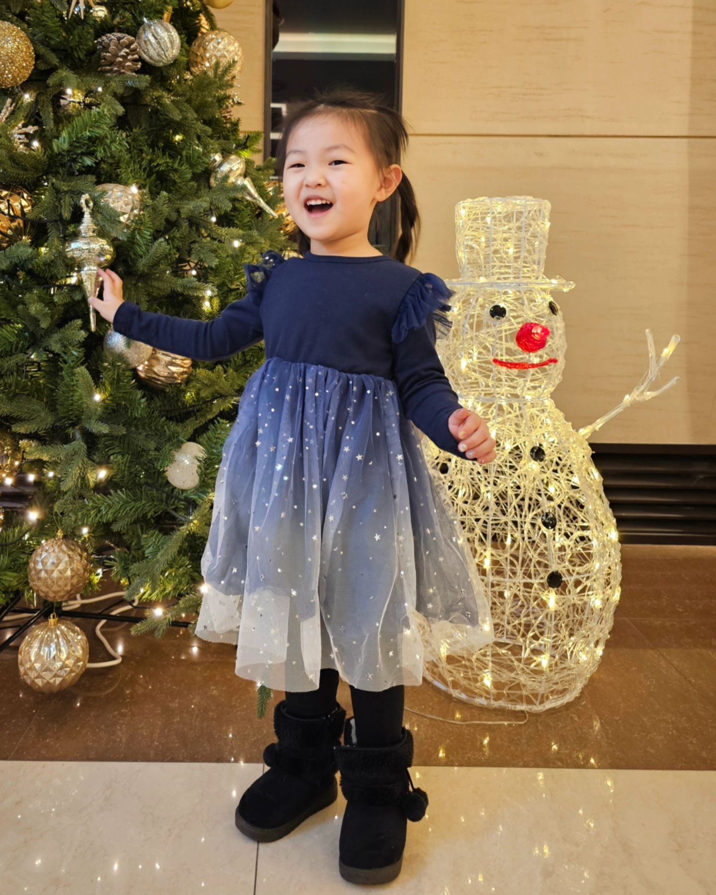토요일😘
뮤지컬  갔다가 발레갔다가 결혼식 가고 친정  가서  엄마 생싱  축하 드리고~~❤
하루 종일  꽉 찼어요~~🤗🤗🤗

뮤지컬 한지 3개월~
발레 한지 벌써 6개월~
시간 빨라요~~ 아이들  발전 하는 모습 보니  토요일에 집에서 뒹굴 거리지 않고  밖으로 나와서  이것 저것  배우길 너무너무 잘 했어요~~~ 👍👍👍
우리  함께 하자~~😍😍😍😍

#아역배우 #아기모델 #토요일일상 #플러스알파 #더바쁨
#발레 juliesballet_official 
#뮤지컬 youandparkmusic_kids