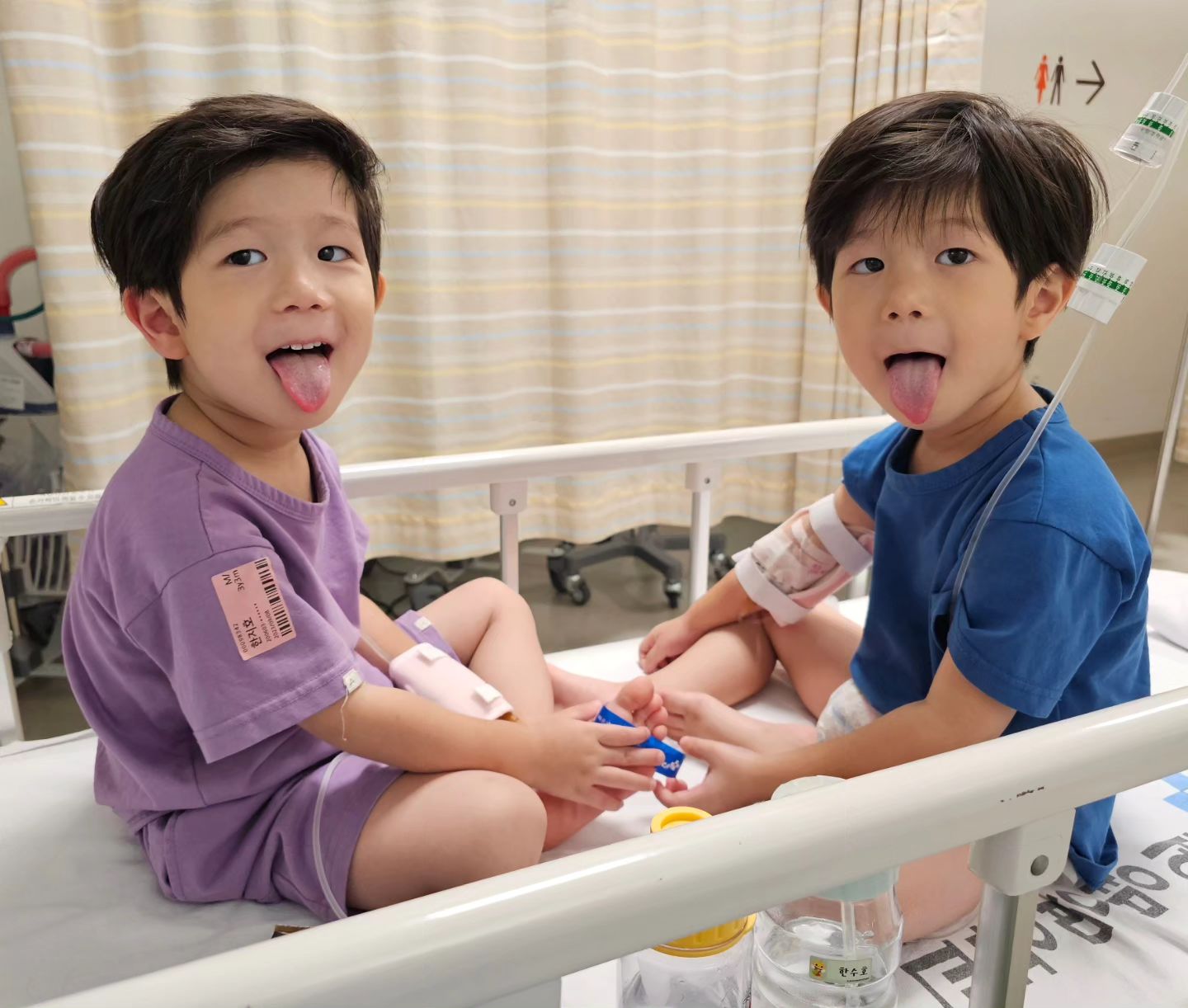 💜

최악의 1주일 이었다😂
지호는 화요일 오전부터, 수호는 수요일 오후부터
하루차이로 쌍으로 고열시작...40.6까지 찍어봄...😭
사실 열은 딱히 방법이 없다는거 너무도 잘 알지만
그게 며칠간 지속되니 아주 돌아버림...
덕분에 열체크하느라 계속 깨고 
열XX 어플도 처음으로 다운받아봄 ㅎㅎㅎ
며칠을 데리고 같이 출근하고...
안되겠어서 퇴근 후 응급실가서 염증검사도 하고 수액도 맞추고 ㅎㅎ
이럴때 집에서 쉬게해줘야 하는데 참 미안하더라 ㅎㅎ

염증검사 결과는 수치가 꽤나 높게 나왔고..
불행중 다행으로 코로나와 독감은 음성.
입원치료하자는 말은 없어서 수액맞고 귀가하니 새벽2시가 넘음.

아니근데 병원에 있었던 5시간동안 왜 안자는거야?
계속그냥아주그냥 조잘조잘재잘재잘 쉬지않고 이야기하더라는..
그걸 보면서 또 한편으론 쳐지지않아서 다행이다 싶고~
이제 그래도 열이 잡힌거같아서 또 다행이고~
컨디션을 회복하려는지 어린이집에서도 4시간 5시간을 자버렸다는 애깅이들 ㅜ ㅜ
1234 아푸지마라진쫘.......!!!!! 엄마 곧 간다!!💜

#4살 #쌍둥이 #고열 #아프지마
#육아스타그램 #육아맘 #워킹맘 #도치맘 #다둥맘 #애넷맘 #남매맘 #육아 #일상 #귀요미들 #예쁜아기 #twins #이란성쌍둥이 #형제둥이 #사랑둥이 #내사랑 #사랑해 #❤️ #사남매