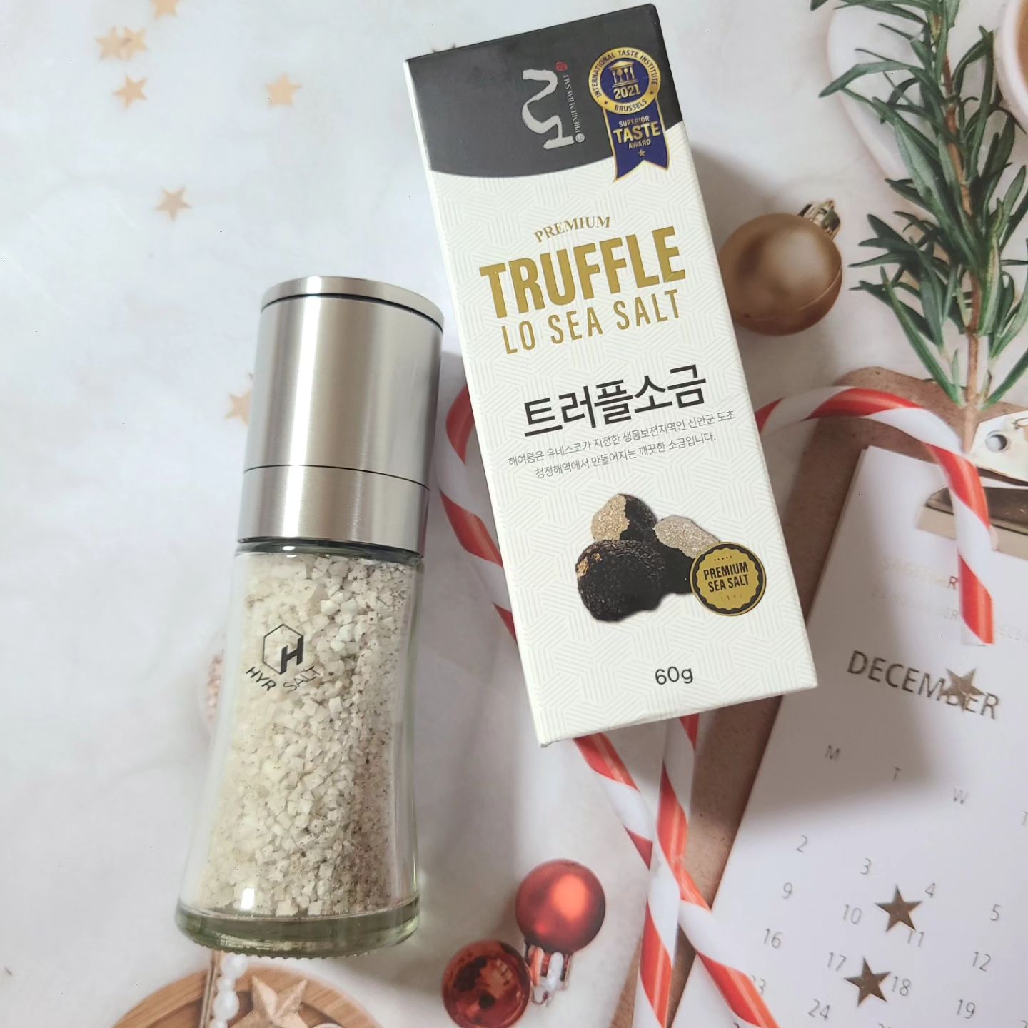 #협찬
한국 소금업계최초 SUPERIOR TASTE AWARD를 수상한 해여름 트러플 소금이에요
하루 권장량보다 낮은 1,700g의 저나트륨이라 안성맞춤♡♡
신안도초 5년숙성 천일염이며 100%생물만 
첨가하여 만든 감칠맛과 건강함을 동시에 잡았답니다^^
땅속의 다이아몬드라고 불리우는 트러플 첨가로 풍미를 더해 음식이 고급지고 더 맛있어져요~
ㆍ
ㆍ
#천일염 #소금 #해여름 #해여름소금 #트러플 #트러플소금 #천안소금 #저나트륨 #미네랄소금 #명품소금