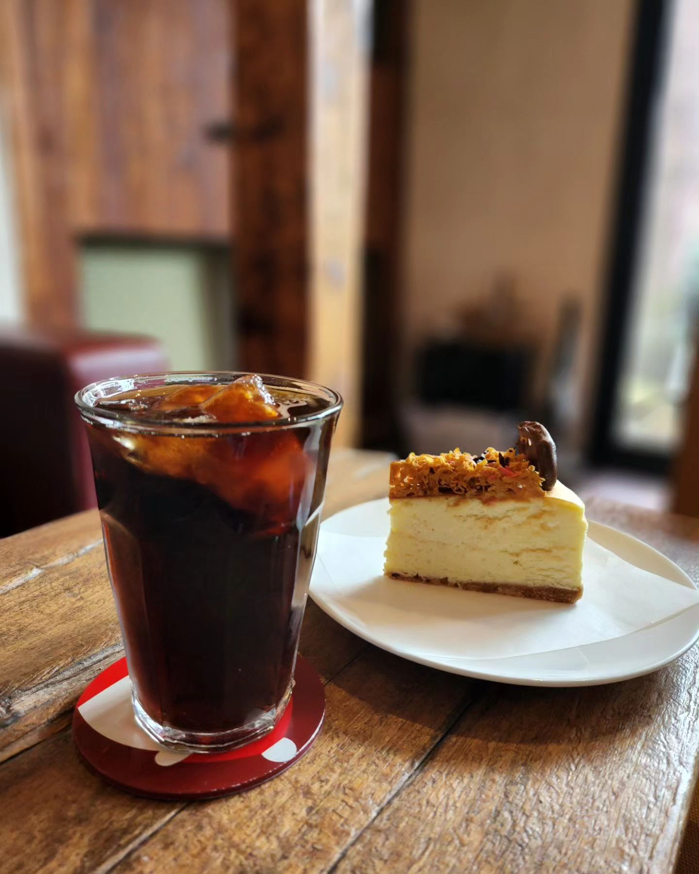 .

영광 치즈케이크 맛집 남도땅

사실 가게 이름은 일반 음식점처럼 생겼는데 카페다 😀
치즈케이크 판매하는데 치즈가 진하고 부드럽고 밑에 다이제맛나는 바닥도 아무튼 맛있고
결론은 생각나는 치즈케이크 맛

커피도 산미 없고 맛있다

영광현치인 친구가 추천해준곳인데 아즈 대만족 😍