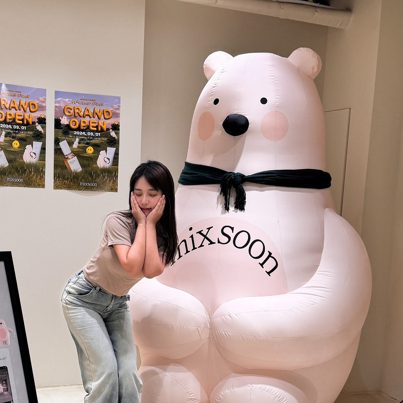 #협찬
안녕하세요! 저는 이번에 믹순(mixsoon_official) 플래그십 팝업 행사에 다녀왔어요!

9월에 오픈한 믹순 플래그십에서는 총 3개의 층으로 되어있는데 뷰티클래스부터 믹순의 제품들도 구경하고 다양한 포토존이 있어서 너무 예쁘고 깔끔한 매장이었어요!

믹순의 마스코트 ‘순디’와 사진을 찍으면 믹순 제품의 미니어처 세트도 받을 수 있어요! (여행 때 들고 가면 👍🏻) 그 외에도 다양한 이벤트가 있어요!

저는 이번에 뷰티클래스도 들었는데 어떻게 하면 믹순의 제품들을 효과적으로 사용 할 수 있는지 배우고 선물까지 받아왔네요! 
클래스 듣고 뽑기 이벤트까지 완료!

명동 필수코스 ‘믹순 플래그십’ 꼭 방문하세요🥰

#믹순명동플래그십 #믹순팝업 #명동플래그십 #믹순플래그십 #믹순포토이즘 #mixsoon #myeongdong #kbeauty #beanessence #mixsoonmyeongdong
