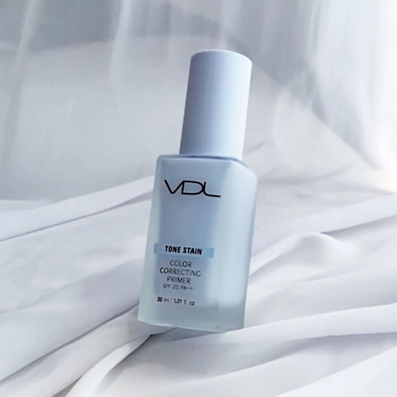 #광고

안녕하세요 여러분! 너무 오랜만이죠?ㅠㅠ

이번에는 리뷰할 제품은 #VDL #컬러톤보정코렉터 랍니다!

날이 슬슬 더워지며 늘어지는 모공을 가려줄 #프라이머 찾으시는 분들 많으실텐데요,

여름을 겨냥해서 나온 제품이라 그런지 보송한 마무리감이 매력적인 아이였어요💙

여름이면 바닷가, 워터파크 등등 물과 만날일이 아무래도 많은데요,

각종 수중 레저 활동에 걱정없게 #워터프루프 기능도 아주 짱짱 하답니다!

푸른 빛을 띄는 프라이머 제형이 노란 피부톤을 하얗게 밝혀줘서

#웜톤 분들도 무리 없이 #쿨톤 메이크업에 도전하기 좋은 제품이었어요💙

아무래도 보송한 마무리감의 제형 특성상 발림성이 별로 좋지 않고 주름끼임이 조금있지만,

메이크업의 지속력이 길어지는게 체감되어서 자주 손이가는 제품이에요!

피부결 정돈이 되어서 그런지 메이크업도 더 잘 먹는답니다💙

아직 프라이머 정착 못하신 분들이라면 톤업과 컬러 코렉팅까지 한번에 해결할 수 있는 요 아이 사용해보시면 좋을것 같아요!

그럼 다들 VDL 컬러 #톤보정 #코렉터 와 함께 즐거운 #여름 보내세요💙

#프라이머추천 #컬러코렉터 #여름준비 #여름화장품 #여름화장품추천 #프라이머리뷰 #글로리그램 #글로우픽 glowpick_official
