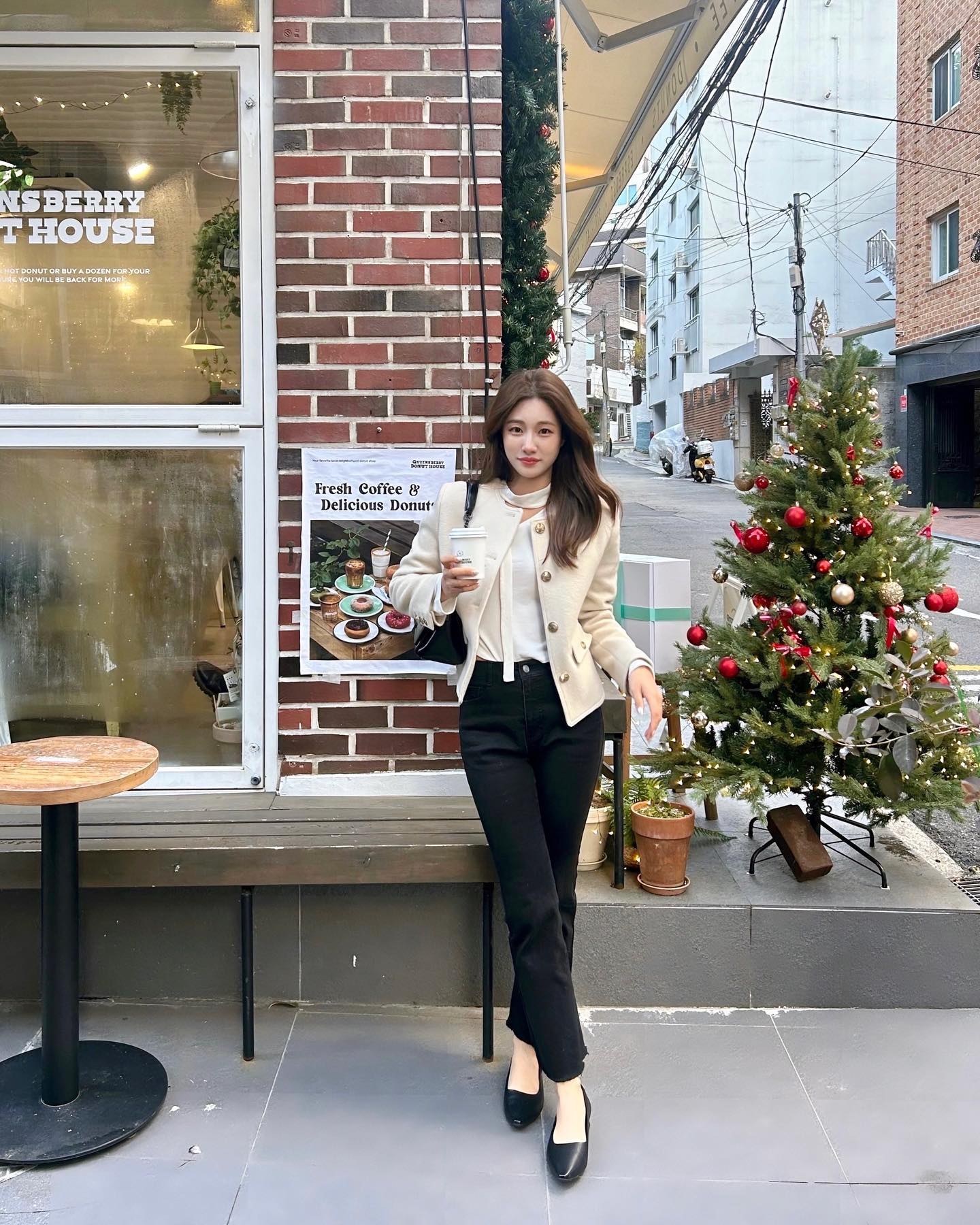 #협찬
saveheelskr piccadilly_korea 🖤

오랜만에 신당동 나들이 🎄❤️
승무원들이 많이 신을만큼 편한 피카딜리 구두 🥿
쿠션감도 좋아서 하루종일 돌아다녀도 짱편해,,🫢

#피카딜리 #피카딜리구두 #피카딜리슈즈
#승무원구두 #편한구두 #ootd