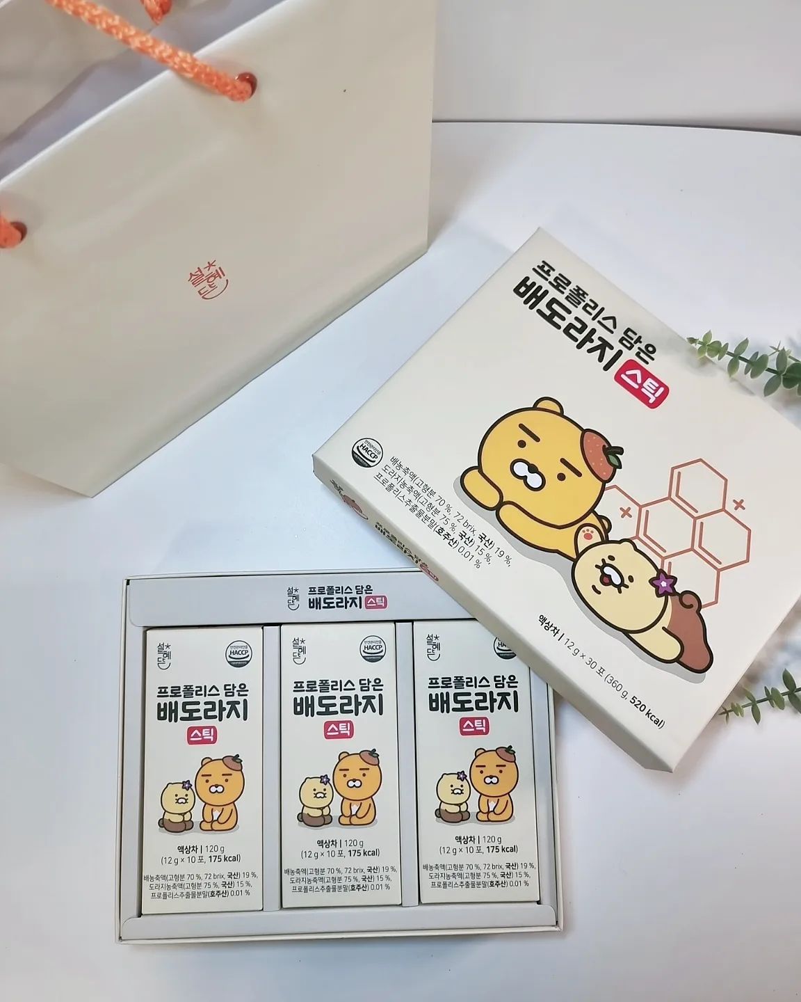 #협찬 

요즘 너무 쌀쌀한 날씨에 아이의 기관지 건강이 걱정이었는데 
'설혜담 프로폴리스 담은 배도라지스틱'으로 
그 고민을 덜어보았어요.

너무나 귀여운 라이언과 추식이 캐릭터가 
배도라지즙 많이 좀 먹어주십시오~하는 것처럼  귀여운 앙증을 떨고 있네요. 귀욤템♥️

아이들 먹이기 좋게 스틱 형태로 
되어있어 휴대하기도 좋고 가방에도 쏘옥~
넣고 다니며  먹기 너무 좋아요~♡

한상자에도 총 10개씩 들어있는 넉넉한 양 
그리고 제가 늘 확인하는 것이지만 
HACCP 인증도 체크 완료‼️

100% 국산 배농축액,
도라지농축액 사용은 물론이고 
프로폴리스 추출물에 
모과, 생강, 영지버섯 농축액까지 함유!

하루에 먹기 딱 좋은 양으로 
배도라지와 프로폴리스 섭취까지!
앙증맞은 캐릭터로 아이의 자연스러운 관심으로도  굿!!
맛도 있어서 굿!!

설혜담 프로폴리스 담은 배도라지스틱'
추천 안해드릴 이유가 없네요~♡

카카오톡 선물하기에서 만나볼 수 있다는 점 잊지마세요!!

seolhyedam.official

#설혜담 #선물추천 #카카오선물하기 #프로폴리스담은배도라지스틱  #배도라지스틱