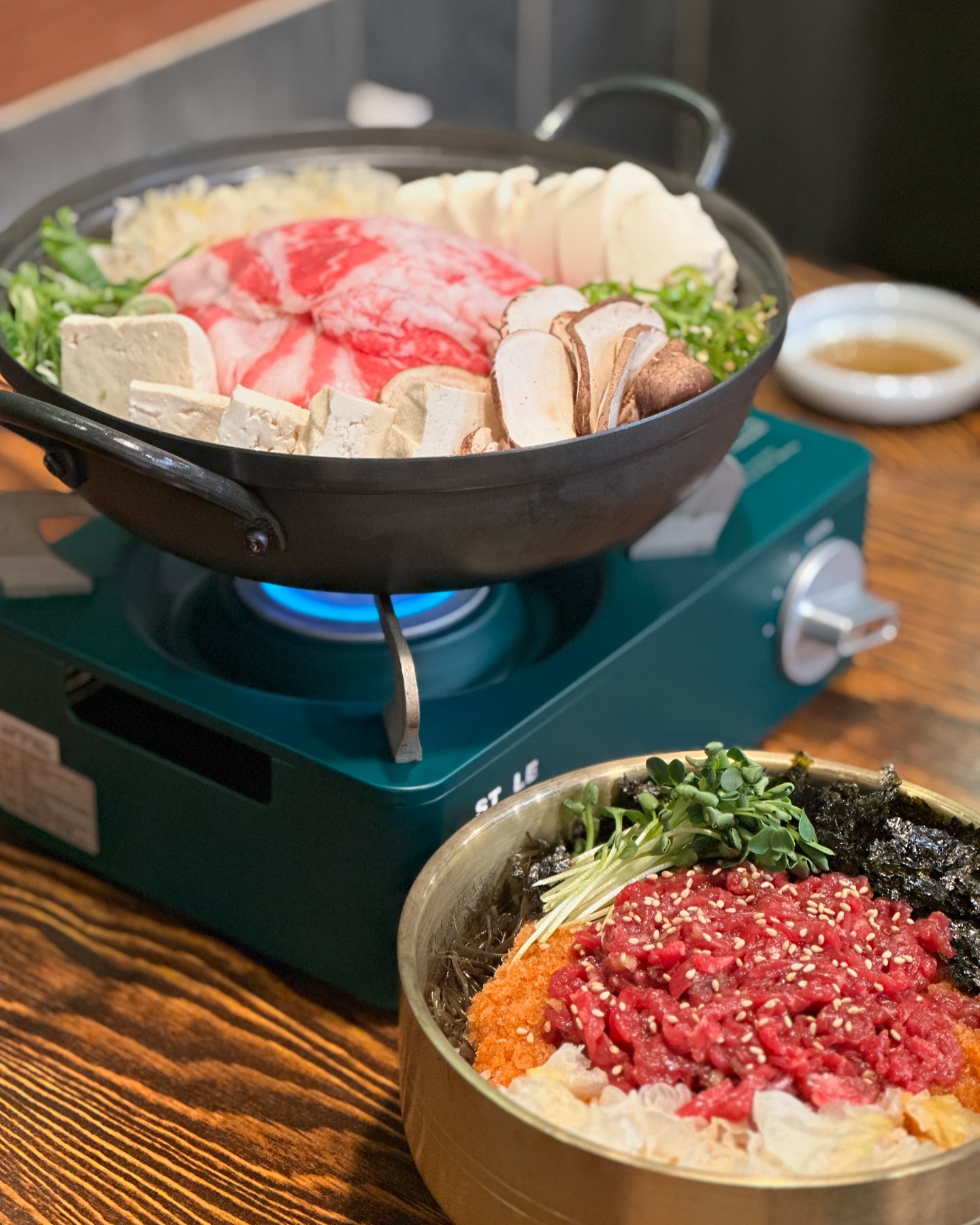 #협찬 천지를먹다 서면부전본점

와.. 여기 육회물회 너무 맛있어서 꼭 강추드리는 곳이에요!
한입 먹자마자 이때까지 먹었던 육회물회 중 최고봉..
부모님 데리고 또 가고 싶었던 곳이였어요!
방문하게 된다면 육회물회는 꼭 필수로 시키시길..>_<!!

부산에서 유명한 기장 해풍다시마랑 기장 멸치 
명지 대파를 푹 고아서 만든 야채 육수, 
성게알 사과 양파 마늘 등 과일 야채를 듬뿍 갈아서 
65시간 저온숙성시켜 만든 고추장이 만나
이 프리미엄 물회육수가 탄생된다고 합니다 :) 

그냥 일반적인 평범한 우둔살을 사용하지 않고
훨씬 부드러운 스테이크용 채끝살만 사용해서
부모님, 임산부, 아이들 모두 안심하고 먹을 수 있어
좋았던 것 같아요 :)

식사 후에는 근처 부전시장이나 부산시민공원
황령산 야경을 구경하러 가기 딱 좋더라구요 >_<!!

사장님도 엄청 친절하시고 메뉴 주문할 때 
메뉴판 보면 성장배경 등 다양한 걸 알 수 있어서
의미있게 먹을 수 있어서 더 좋았던..S2

제가 먹은 조합은 육회물회+우삼겹두부전골 pick!

추천음식 조합으론 육회물회+감자채전+전통주샘플러 12잔
또는 육회+연어세트+하이볼or전통주샘플러 12잔 입니다!

#서면맛집인정 #서면맛집탐방 #서면술집핫플 #서면횟집추천 #부전시장맛집 #부산시민공원술집 #황령산맛집 #부전역맛집 #부전역술집 #부산물회 #부산물회맛집 #부산육회 #부산육회맛집 #천지를먹다 #천지를먹다서면부전본점