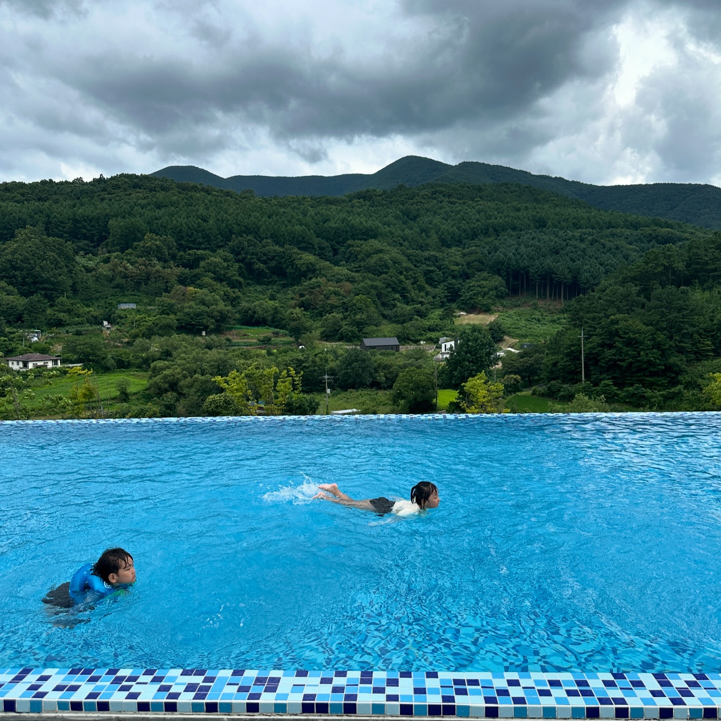 🩵
시안아 물놀이가자 🏊‍♀️
-
#라포레소호