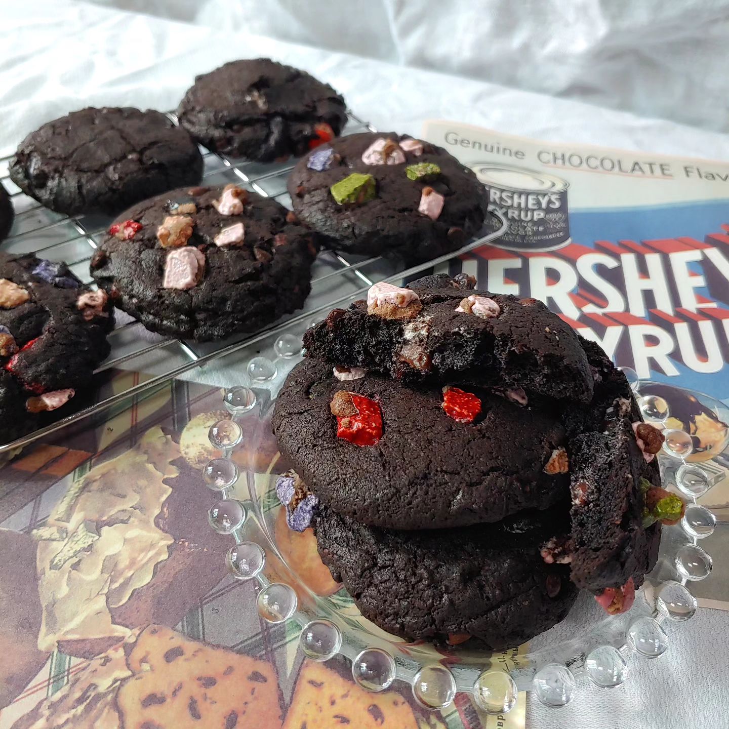 더블 초코 쿠키 double chocolate cookie 🍫🍪

요즘 어쩌다보니 게시물을 너무 안 올린거 같아요..ㅎㅎ

초코쿠키가 먹고싶어서 만들었는데 집에 석기시대가 너무 돌아다녀서 넣고 만들어봤어요!

자연광에서 찍은 예쁜 사진을 올리고 싶었지만 사진 정리를 안 했더라구요?ㅜ

그래서 일단 뭐라도 올리자 싶어서 올려요

저는 단걸 너무 좋아해서 초코 디저트도 너무 좋아하거든요😍😍

그래서 초코칩 쿠키보다는 반죽 베이스도 초코이고 거기에 초코칩도 추가하는 더블초코쿠키를 좋아하는 것 같아요😆

근데 저처럼 단걸 좋아하는 사람들은 거의 없어서 제가 먹고 싶은데로 만들면 저만 먹어야해요...ㅎㅎ😁🤭

#초코쿠키 #더블초코쿠키 #초코칩쿠키 #초코디저트 #chocolatedessert #chocolatecookies #chococookies #cookie #cookies #doublechocolatecookies #dessert