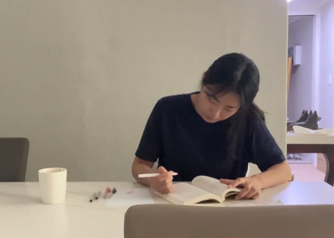 저와 인연이 닿은 분들께
더더 좋은 성과로 보답하려면
틈틈히 부지런히 실력을 쌓아야해요.

조금만 더 공부하고
도서관 다녀오고
일 시작할게요!✍🏻

배운거 바로바로 일에 적용하고
개선하고 결과값 체크를..!!🔥

바깥이 갑자기 너무 어두워졌네요.. 비오나요?🙄

#주말공부 #마케팅공부 #업무공부