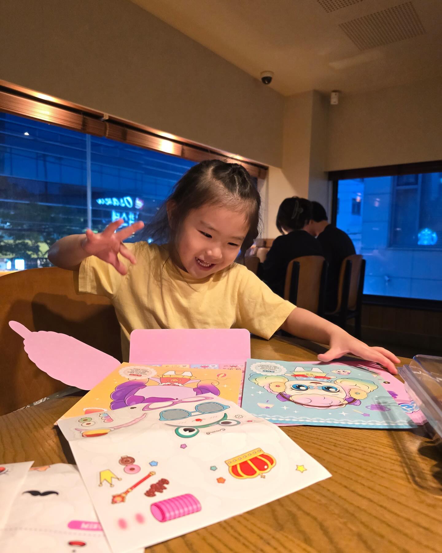 최애 이모덕분에 호강한 오늘🥰
취향적중 선물도, 맛난것도, 엄마는 안해주는 우쭈쭈도
기분째짐+체면차리기=빙구웃음이민정🎶🤪

근데 엄마 눈빛 보이니? 넌 오늘 아웃이야
앞으로는 너 없이 만나기로 합의봤어. 나랑😆

늘 감사해요😘 
오늘 대체 대화라곤 못해서 넘 아쉬웠지만
오랜만에 둠칫둠칫 에너지 가득인 모습이여서
덩달아 신난 하루였어용👍

담엔 꼭 쟤 빼고 만나용🎶🎶🎶