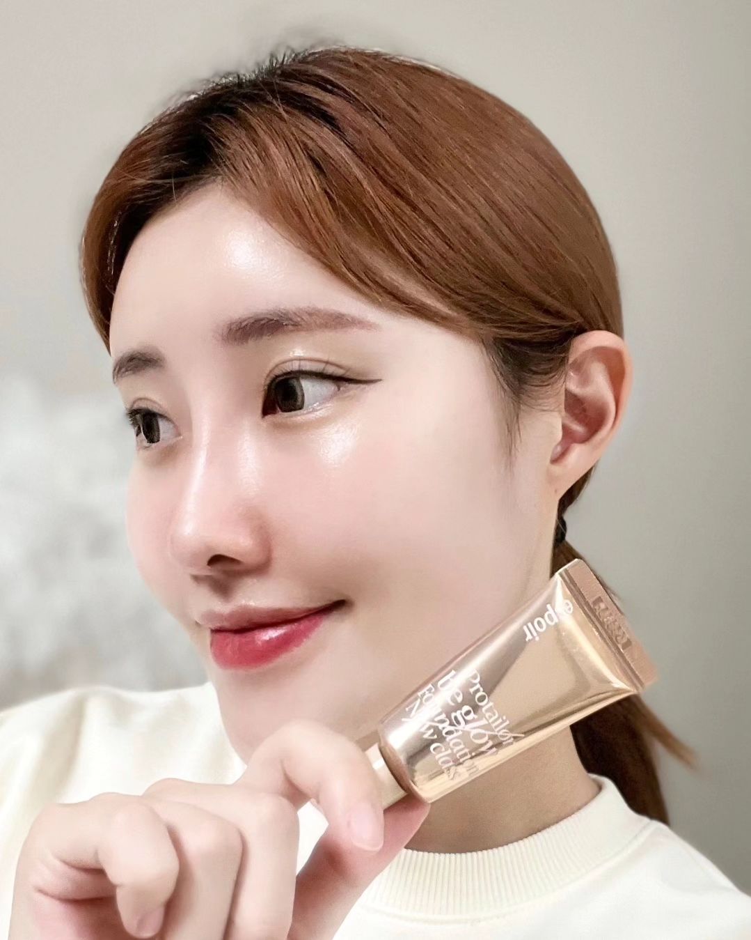 #광고 espoir_makeup
베이스 맛집 에스쁘아의 베스트 베이스 아이템을 모두 모은 비글로우 디스커버리 키트가 출시되어 사용해봤어요 ^^ 

뷰티어워즈 22관왕에 빛나는 프로 테일러 비글로우 파운데이션과 베스트 베이스 아이템들로 메이크업하니 확실히 촉촉하게 메이크업이 잘 되더라구용 

뉴클래스와 베스트 제품에서 빠지지 않는 워터 스플래쉬 선크림 세라마이드는 물방을 터지는 촉촉한 장벽 보습으로 속부터 차오르는 속광이 대박🤩 

쫀쫀 밀착 화사한 피부를 만들어주는 피치 스킨 피팅 베이스와 함께  모든 구성품을 쏙! 콤팩트하게 보관하는 비글로우 스트링파우치에 매일 넣고 다니며 메이크업한답니당 ㅎㅎ 

모두 비건 인증을 받은 제품으로 피부에 걱정없이 순하게 사용할 수 있어 너무 좋아용🥰❣️👍 

에스쁘아만의 맑은 상앗빛 글로우 광채! 여러분도 비글로우 디스커버리 키트로 만나보세용 ❤️ 

#에스쁘아 #에스쁘아디스커버리키트 #비글로우파운데이션 #피치스킨피팅베이스 #워터스플래쉬선크림 #espoir #싱글즈 #인품사